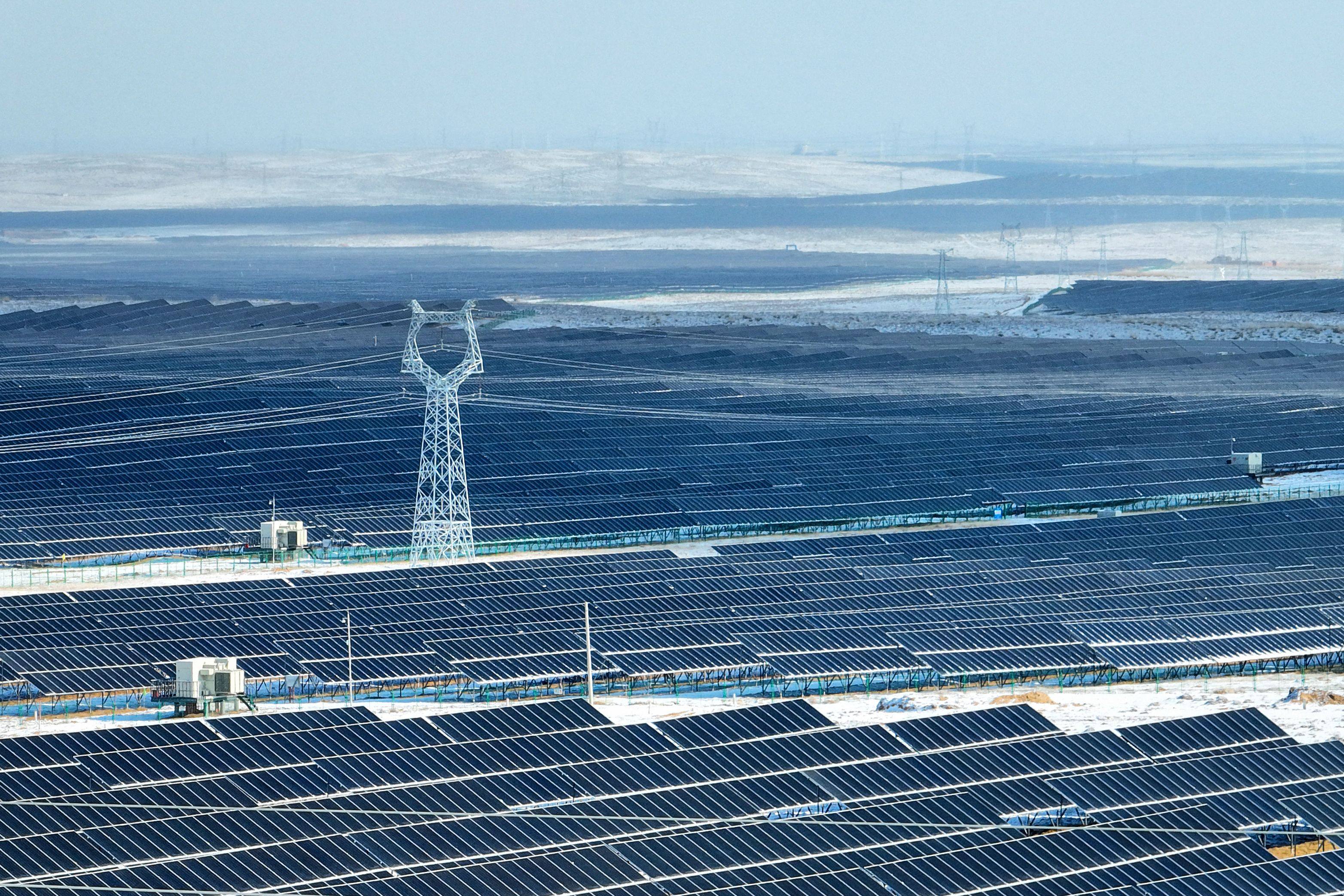 This aerial photo taken on January 21, 2024 shows solar panels in the snow-covered Gobi desert in Yinchuan, in Chinaís northern Ningxia region. Photo: AFP