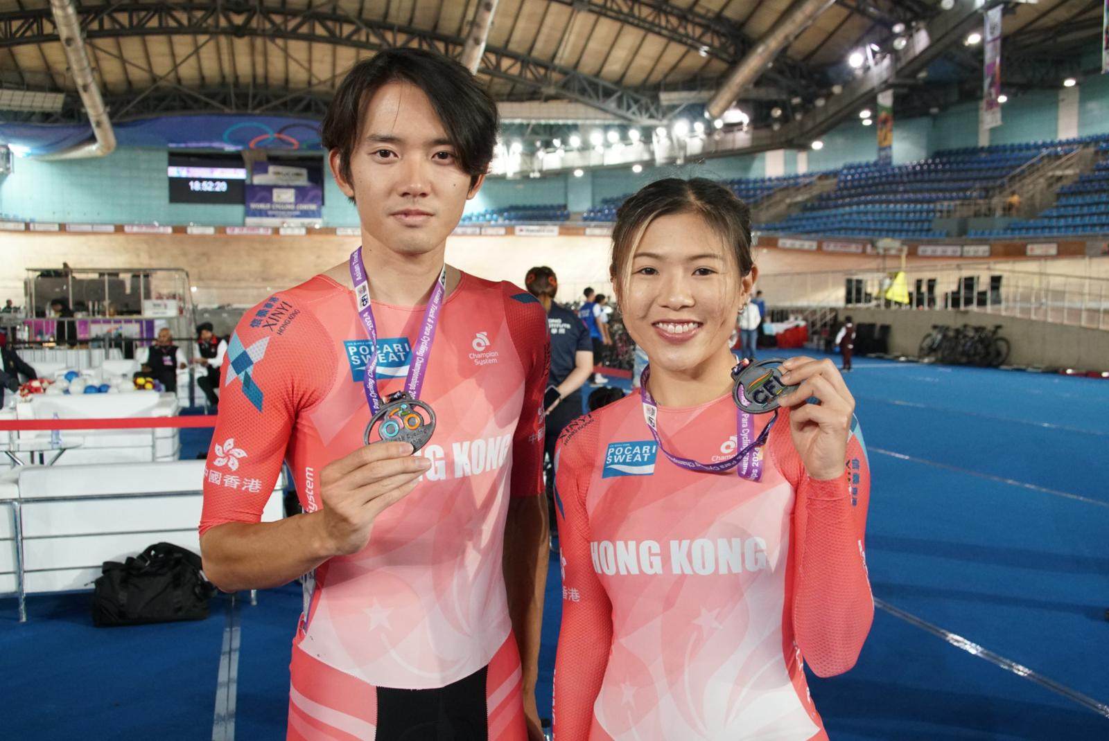Mow Ching-yin and Leung Bo-yee (right) show off their bronze medals in New Delhi. Photo: Handout