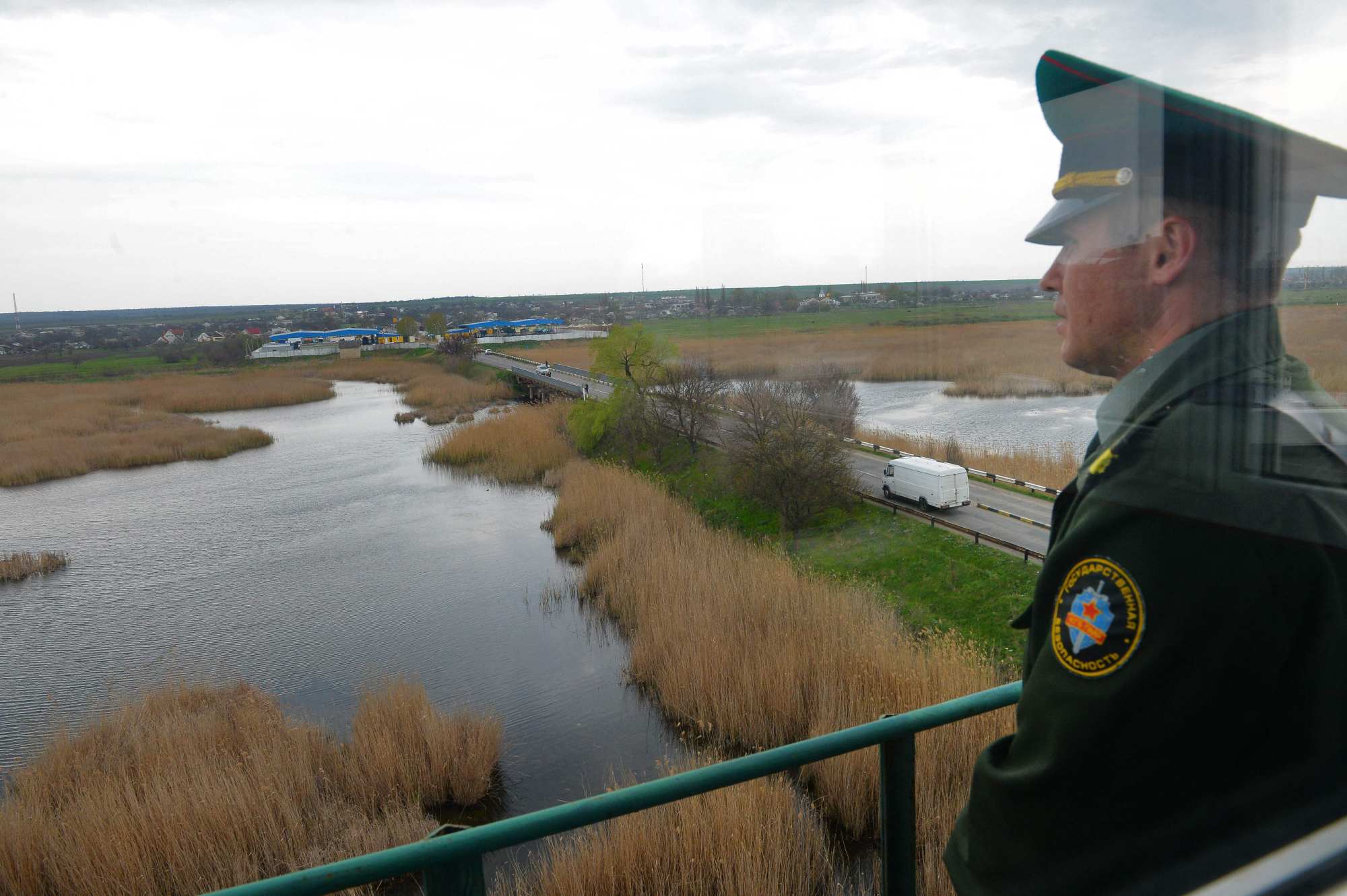 A transdniestr border police officer from the Transnistria separatist region of Moldova looks at the Ukraine-Moldova border point on April 15, 2014. Photo: AFP