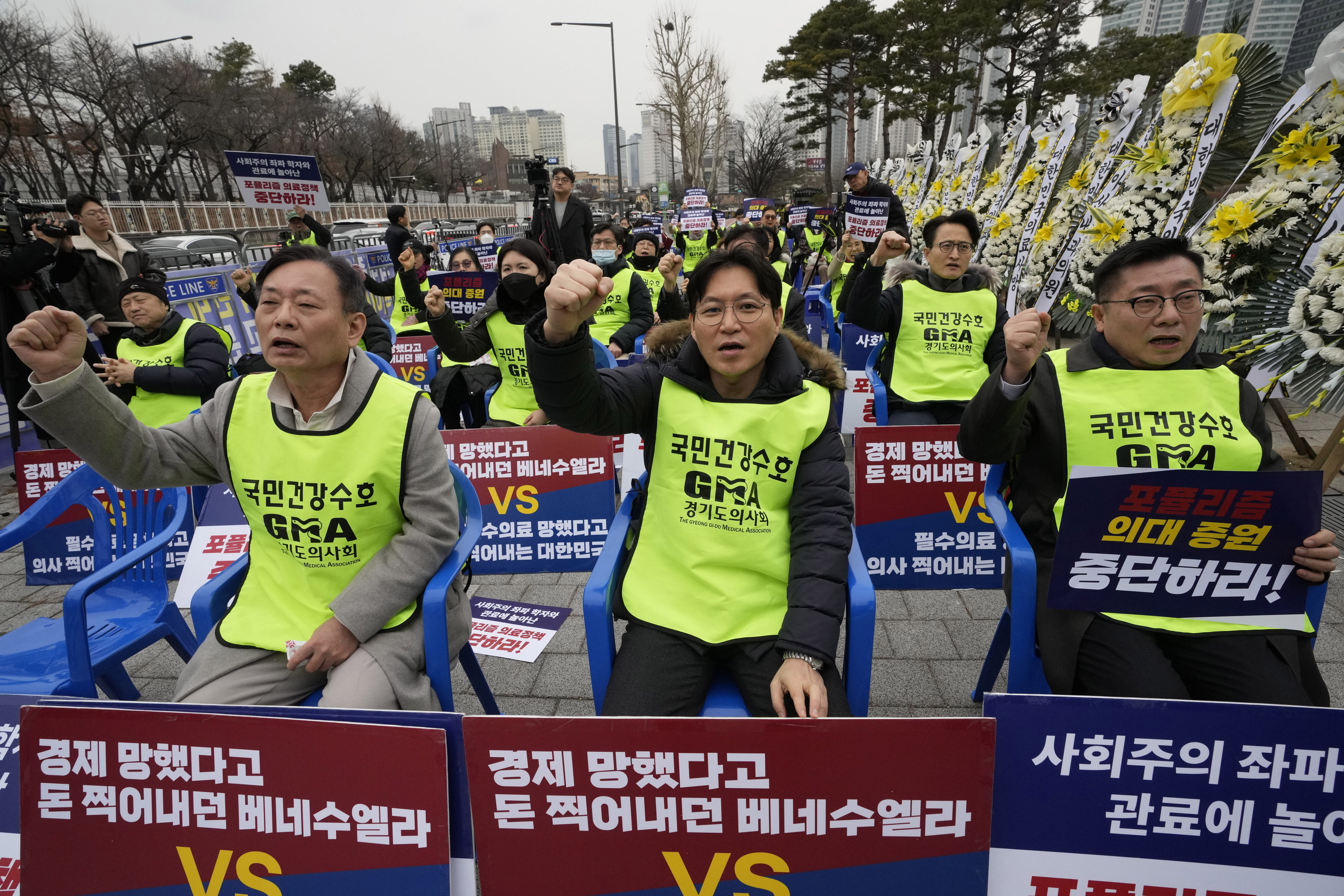 Members of the Korea Medical Association stage a rally against the government’s medical policy near the presidential office in Seoul, South Korea on Wednesday. Photo: AP