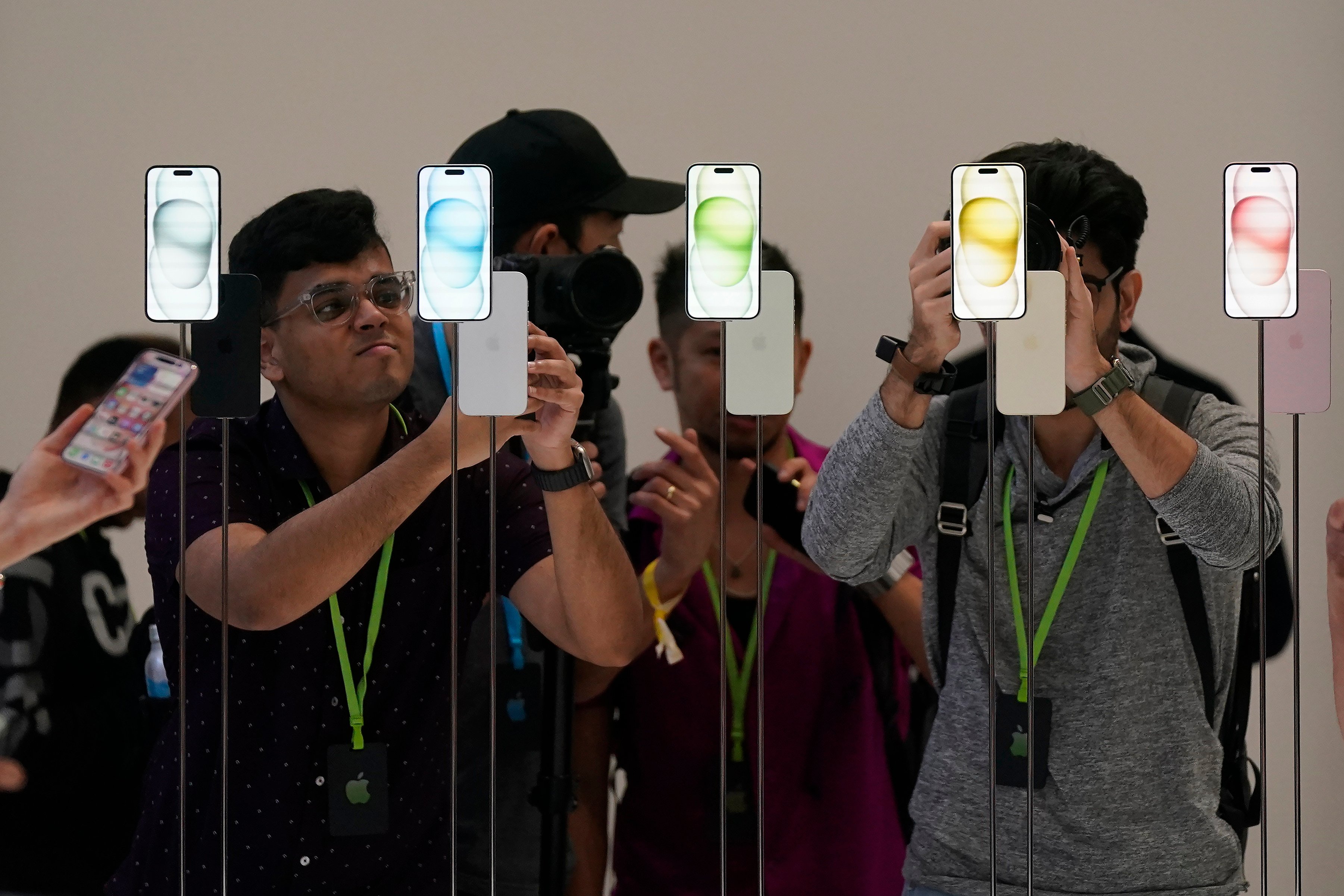 People look at Apple iPhone 15s at an announcement of new products in Cupertino, California, on September 12, 2023. Companies including Apple, Samsung and Honor are developing new smartphone battery tech to take their handsets to the next level. Photo: AP