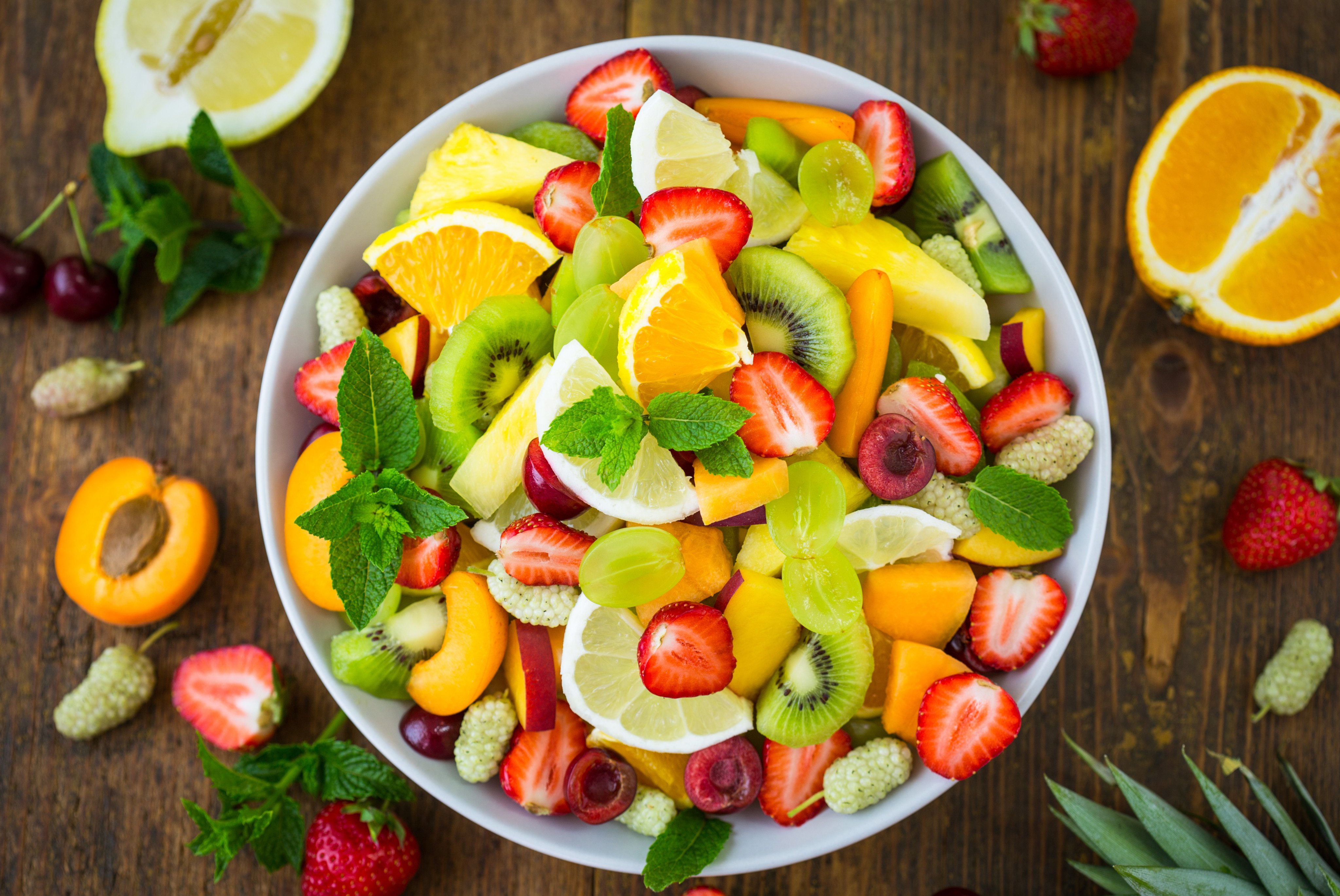 Berries, citrus fruits and melons are three groups of “power foods” that can help in losing weight. A nutrition doctor explains how they work, while we look at shedding the kilos and keeping them off. Photo: Shutterstock