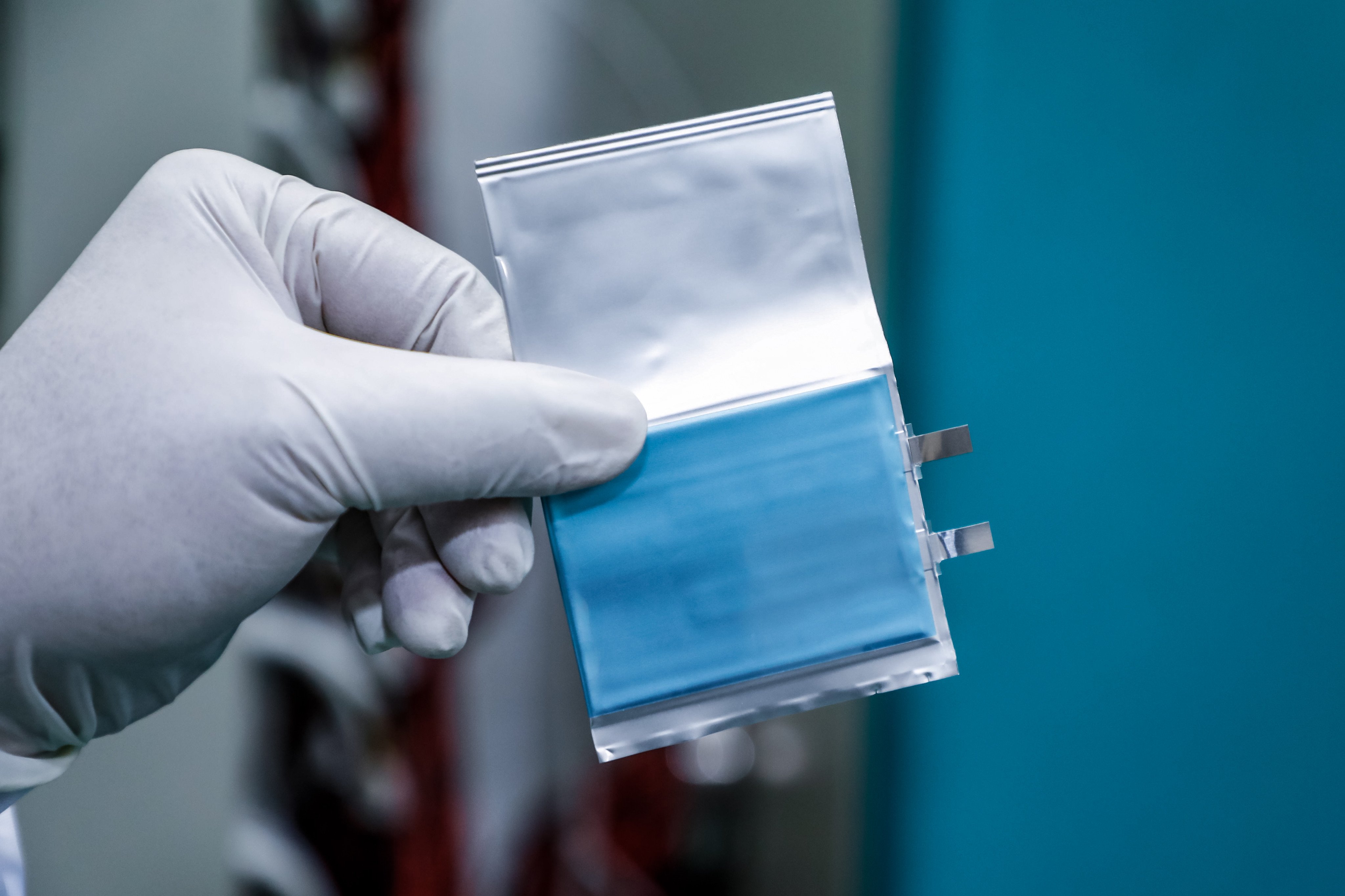 A new electrolyte for use in lithium-ion batteries could help electric vehicles and planes operate in extreme temperatures. Photo: Zhejiang University