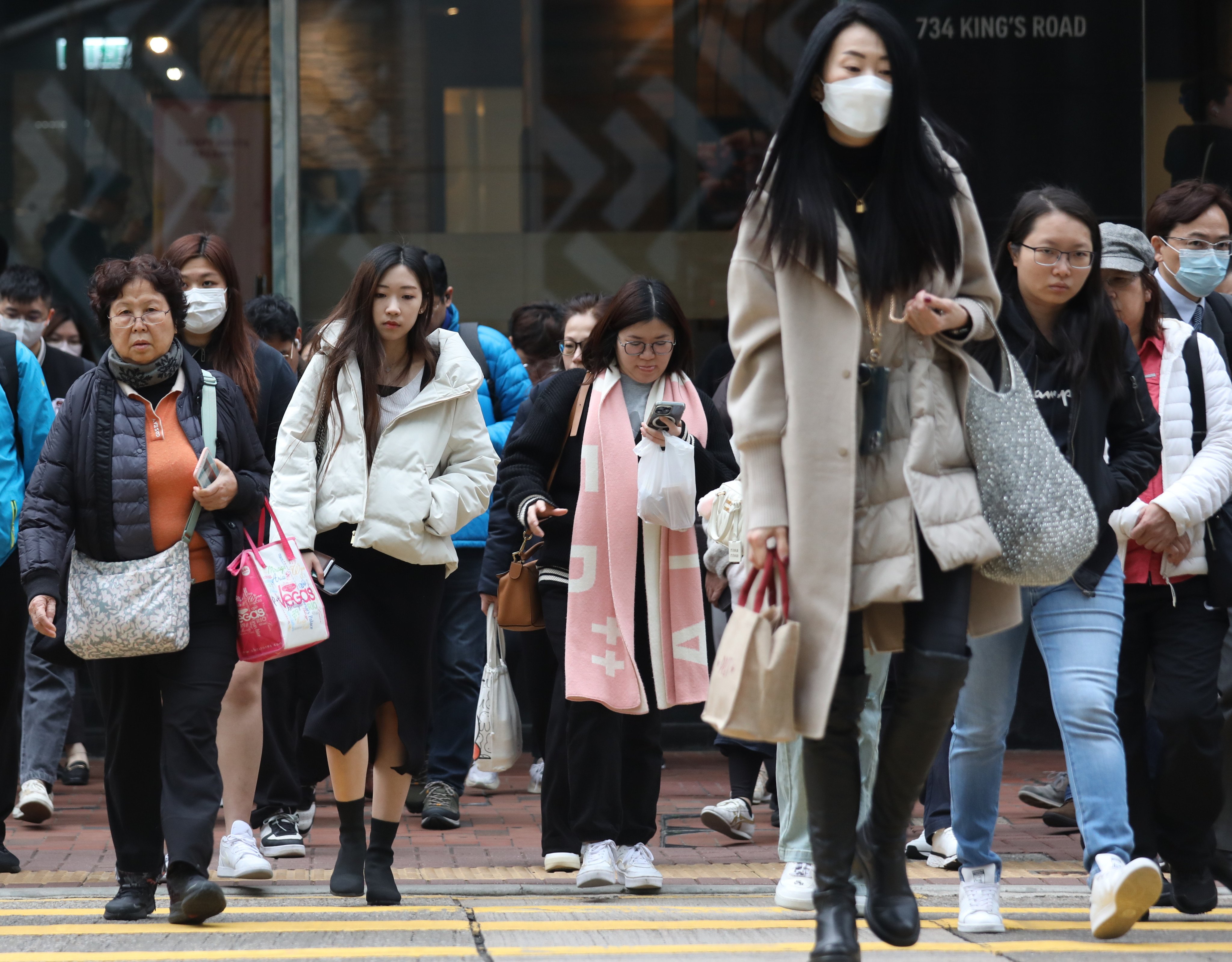 Hongkongers wrap up warm against the cold on Friday. Photo: Xiaomei Chen