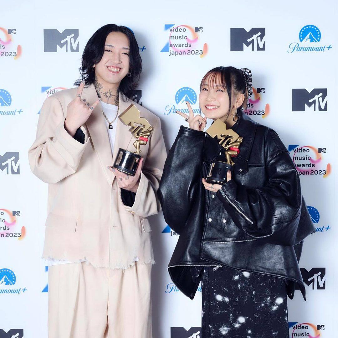 J-pop duo Yoasobi winning the best animation video and song of the year for “Idol” at the MTV VMAs Japan, in October 2023. Photo: @lilasikuta/Instagram