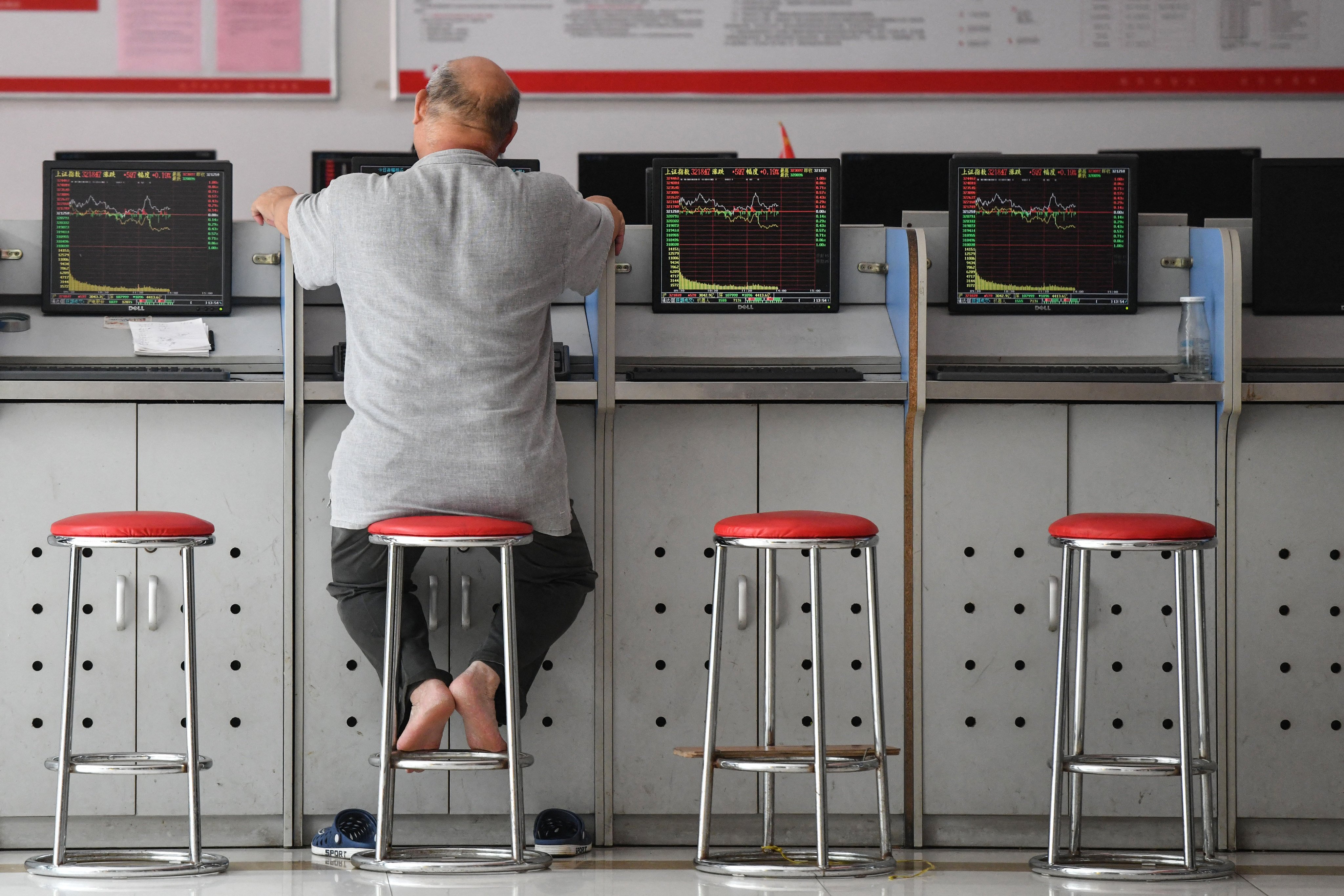 An investor watches a screen showing stock market movements at a securities company in Fuyang, Anhui province, on May 29, 2023. Photo: AFP