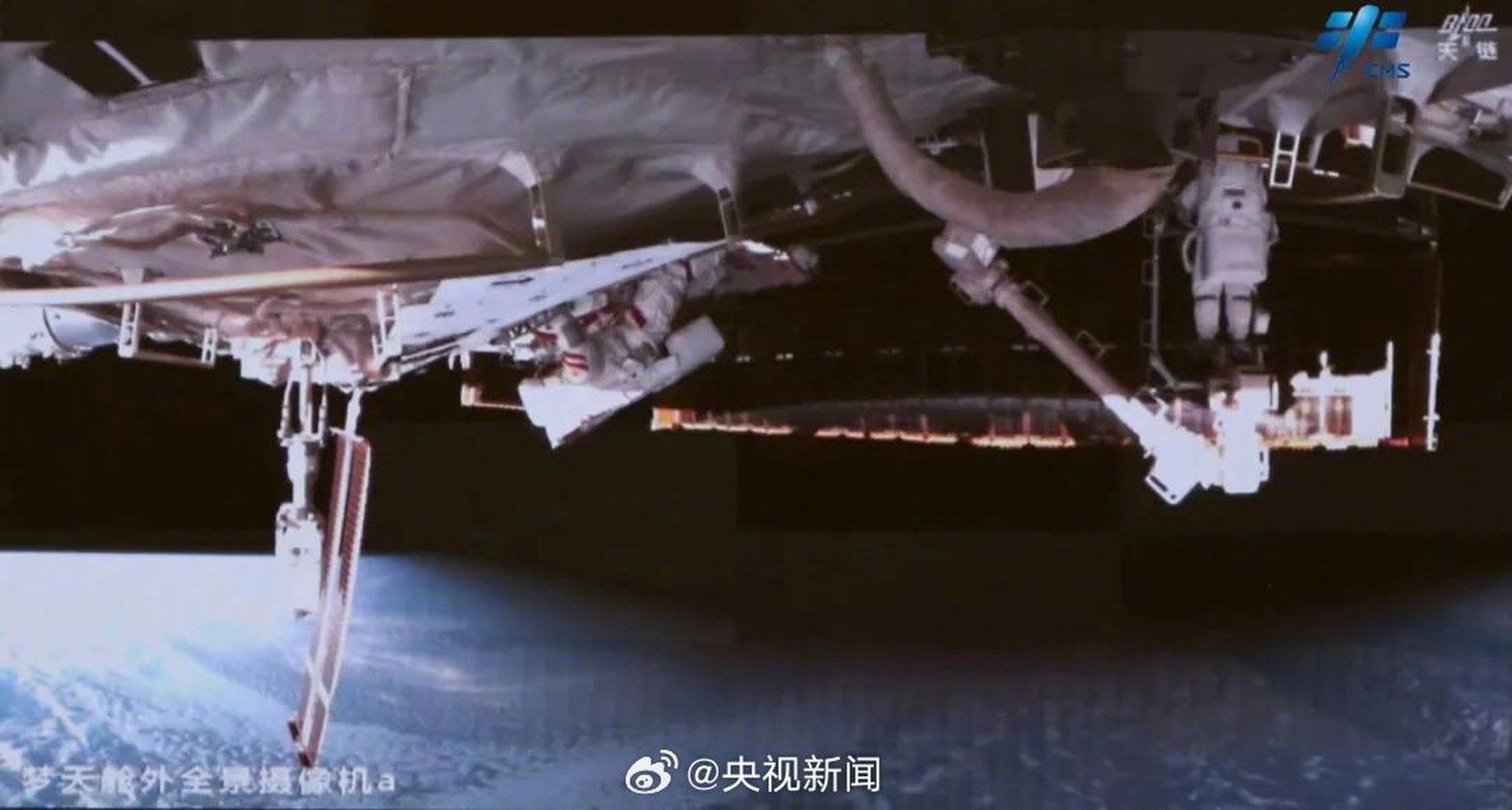 Astronautas chinos caminan para reparar un panel solar dañado en la estación espacial Tiangong