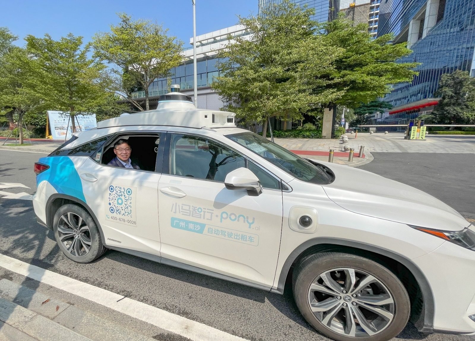 Secretary for Transport and Logistics Lam Sai-hung tries out a self-driving taxi in Guangzhou, Guangdong province, last September. Photo: ISD