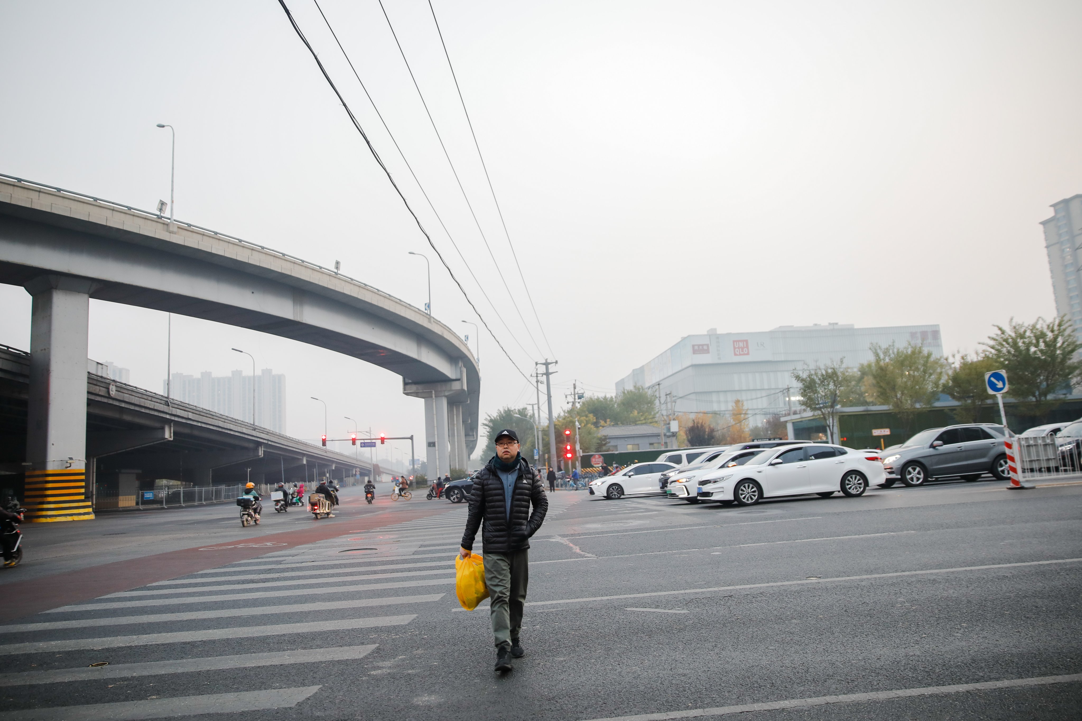 A man walks on a street amid heavy smog in Beijing, China. Photo: EPA-EFE
