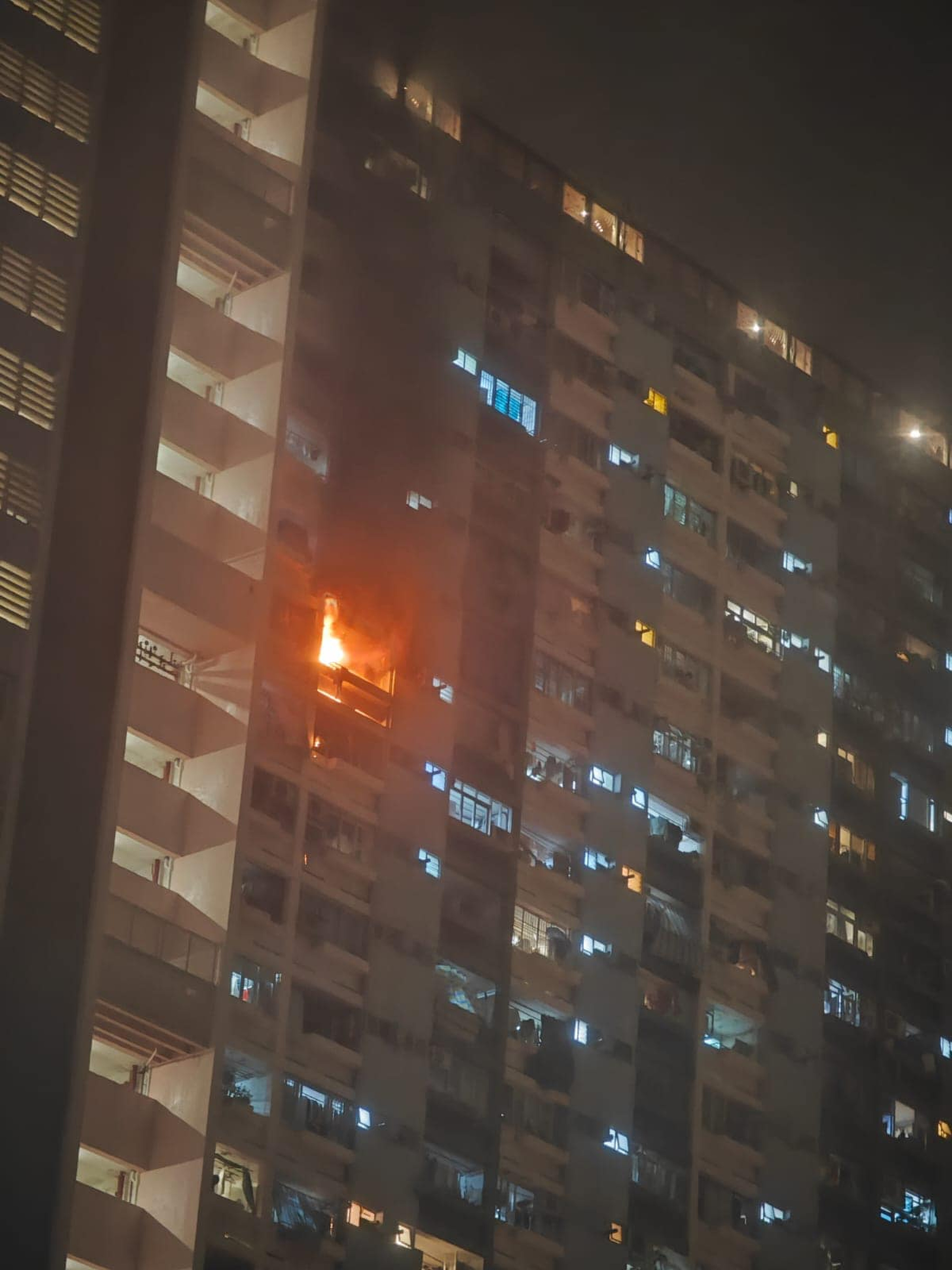 Shortly before 10pm, flames were seen shooting out the flat’s windows, accompanied by thick smoke, on the 21st floor of Tsuen Wing Lau at Lai Tak Estate in Tai Hang. Photo: Handout