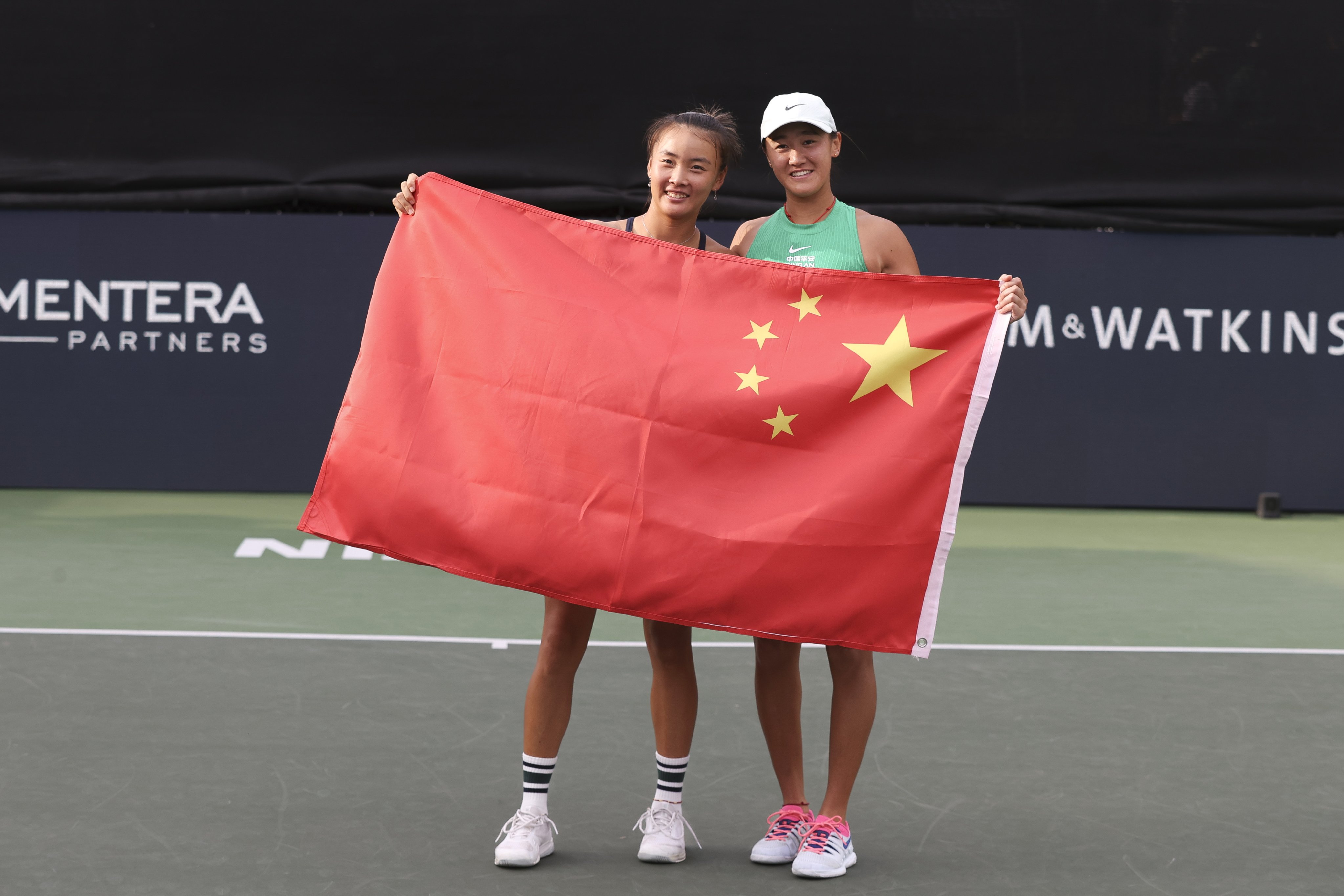Yuan Yue (left) and Wang Xiyu pose with the Chinese flag after their final in Austin. Photo: EPA-EFE