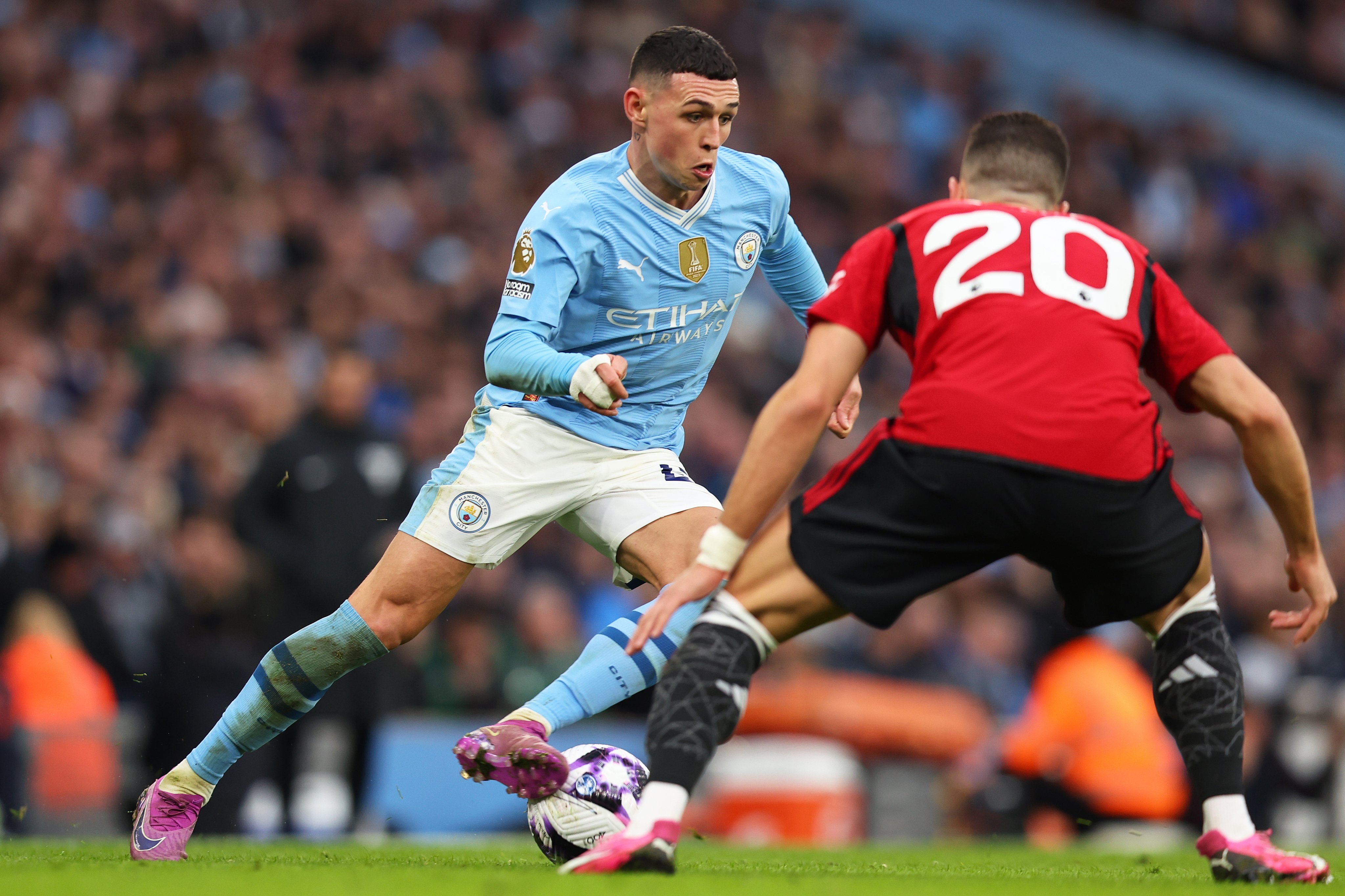 epa11197042 Phil Foden (L) of Manchester City and Diogo Dalot (R) of Manchester United in action during the English Premier League match between Manchester City and Manchester United, in Manchester, Britain, 03 March 2024.  EPA-EFE/ASH ALLEN EDITORIAL USE ONLY. No use with unauthorized audio, video, data, fixture lists, club/league logos, ‘live’ services or NFTs. Online in-match use limited to 120 images, no video emulation. No use in betting, games or single club/league/player publications.