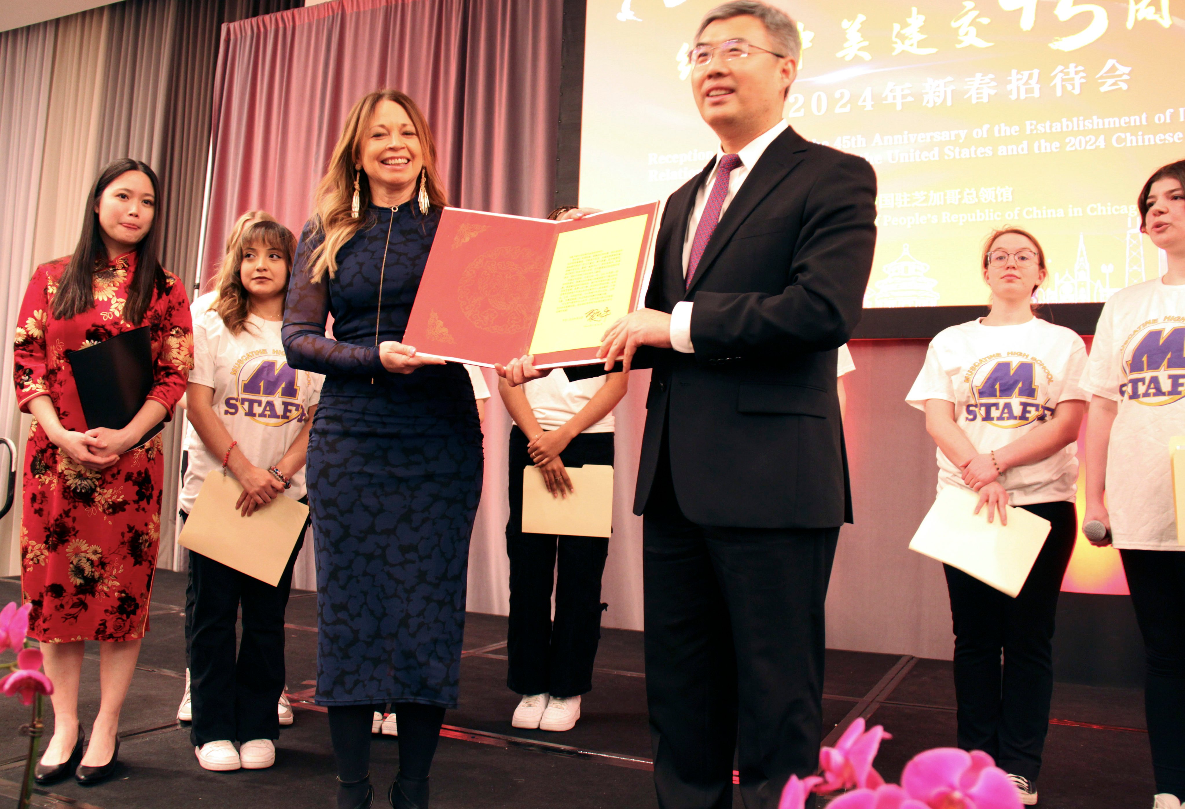 Chinese Consul General in Chicago Zhao Jian hands Muscatine High School Principal Jennifer Fridley a letter from Chinese President Xi Jinping to the students of the school, on February 27. Photo: Xinhua