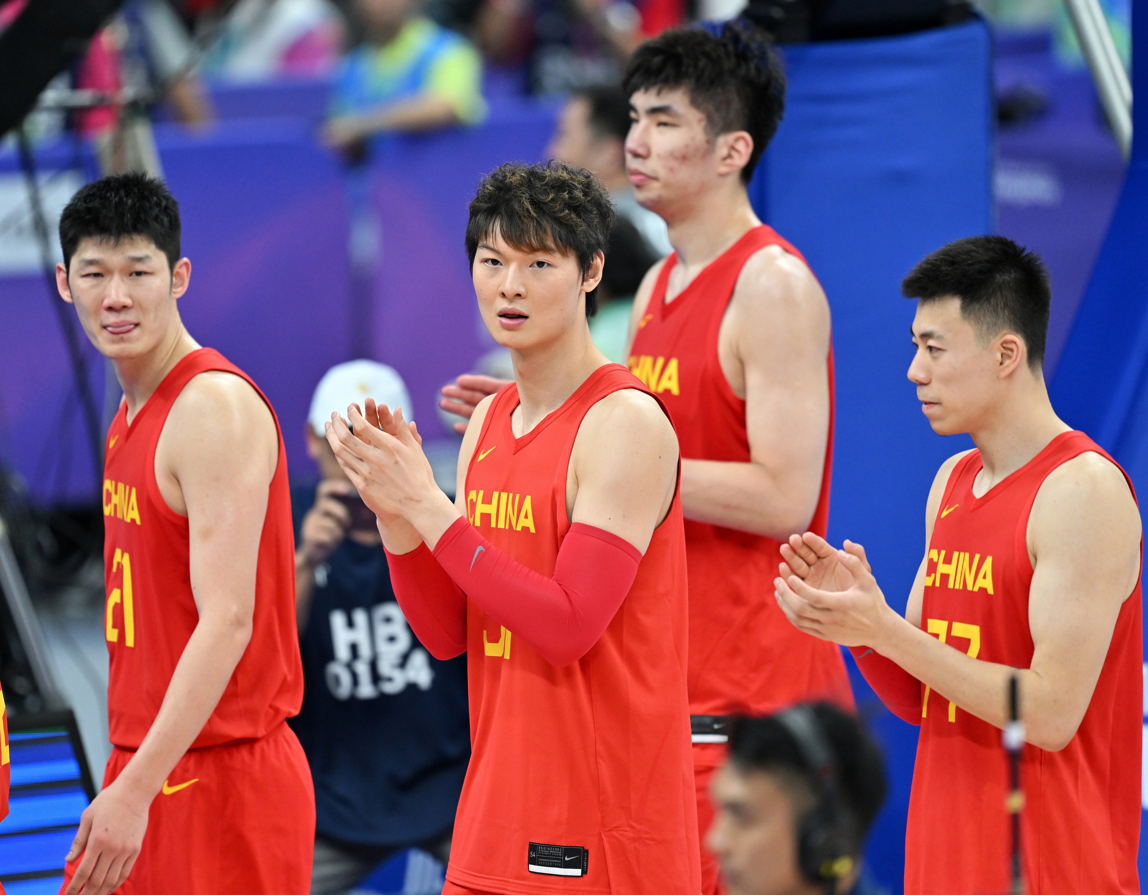 (231006) -- HANGZHOU, Oct. 6, 2023 (Xinhua) -- Players of China celebrate during the Men’s Bronze Medal Game of Basketball between China and Chinese Taipei at the 19th Asian Games in Hangzhou, east China’s Zhejiang Province, Oct. 6, 2023. (Xinhua/Zhan Yan)