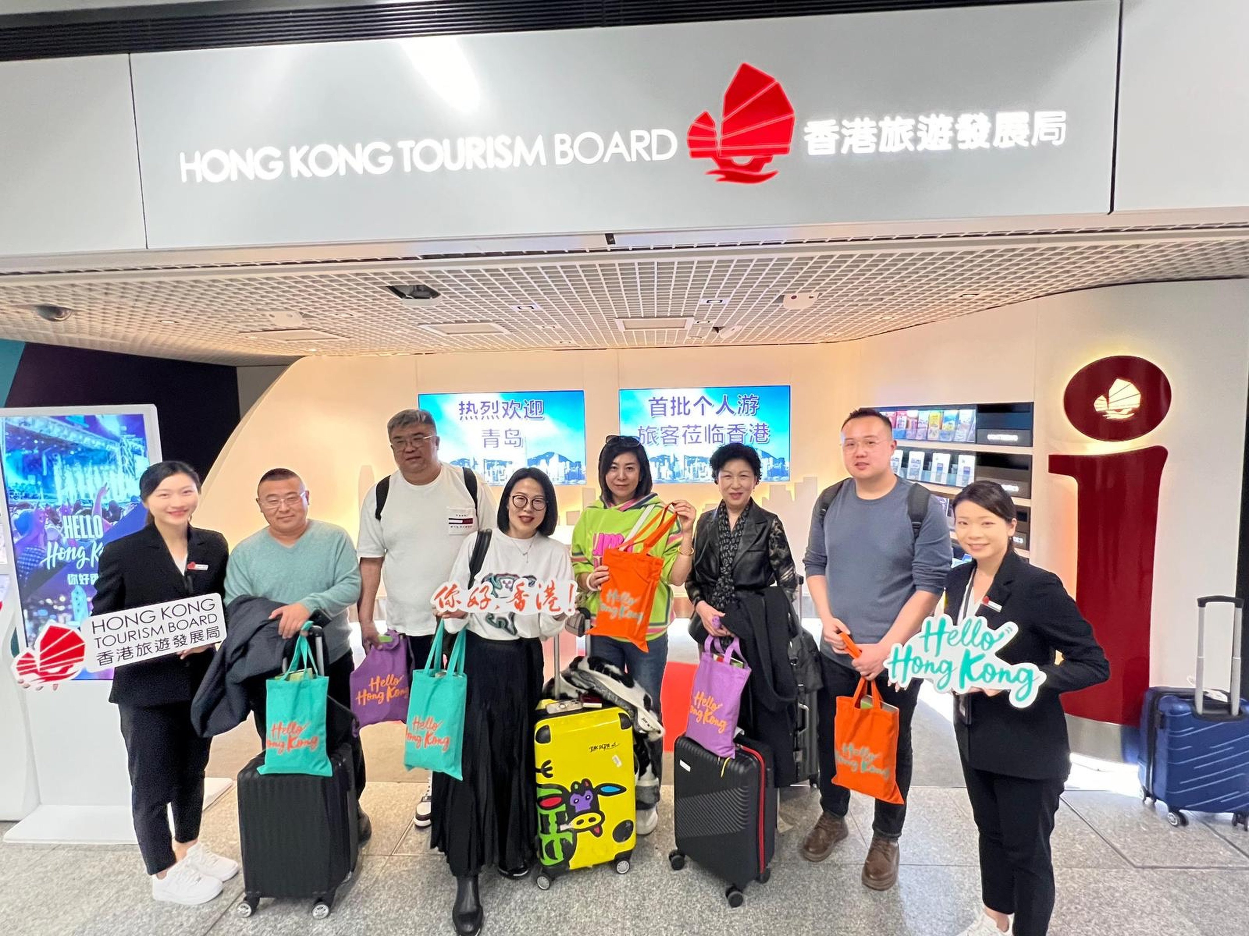 The first solo travellers from Qingdao and Xian on the mainland to arrive at the airport get Tourism Department gift bags. Photo: Handout