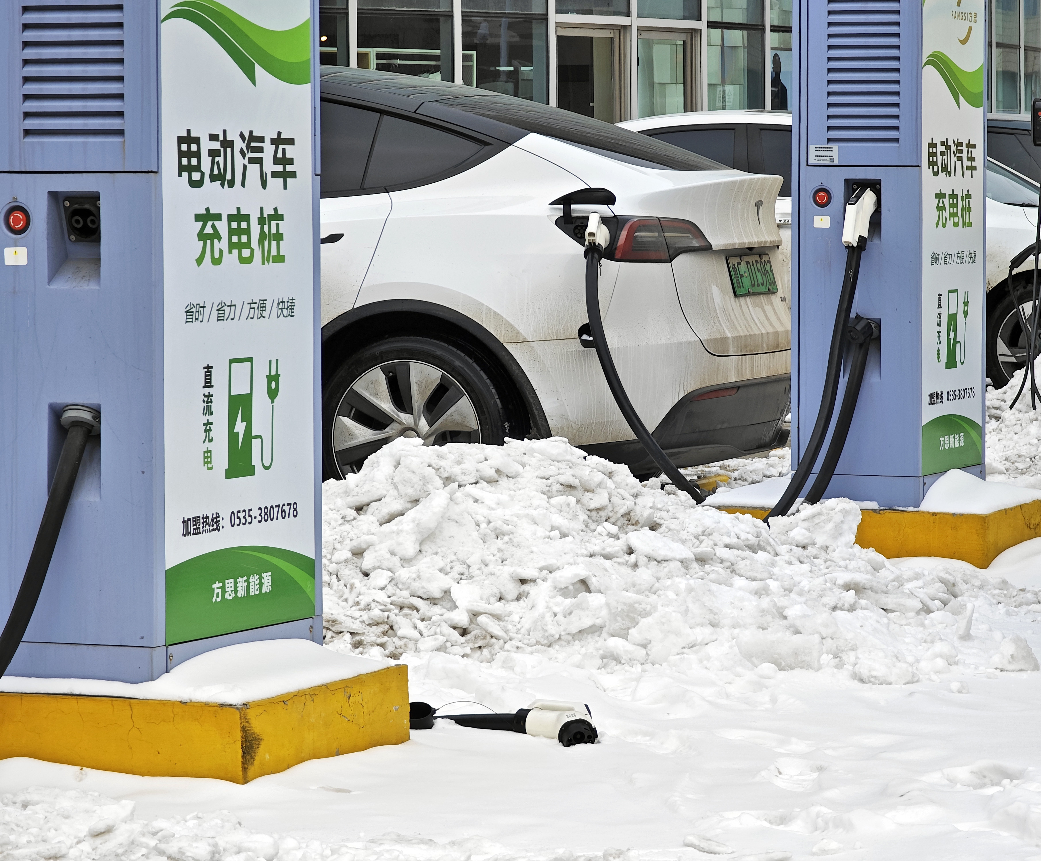 Electric vehicles at a charging station after snow in Yantai, China, on February 22, 2024.  Phot: Getty Images