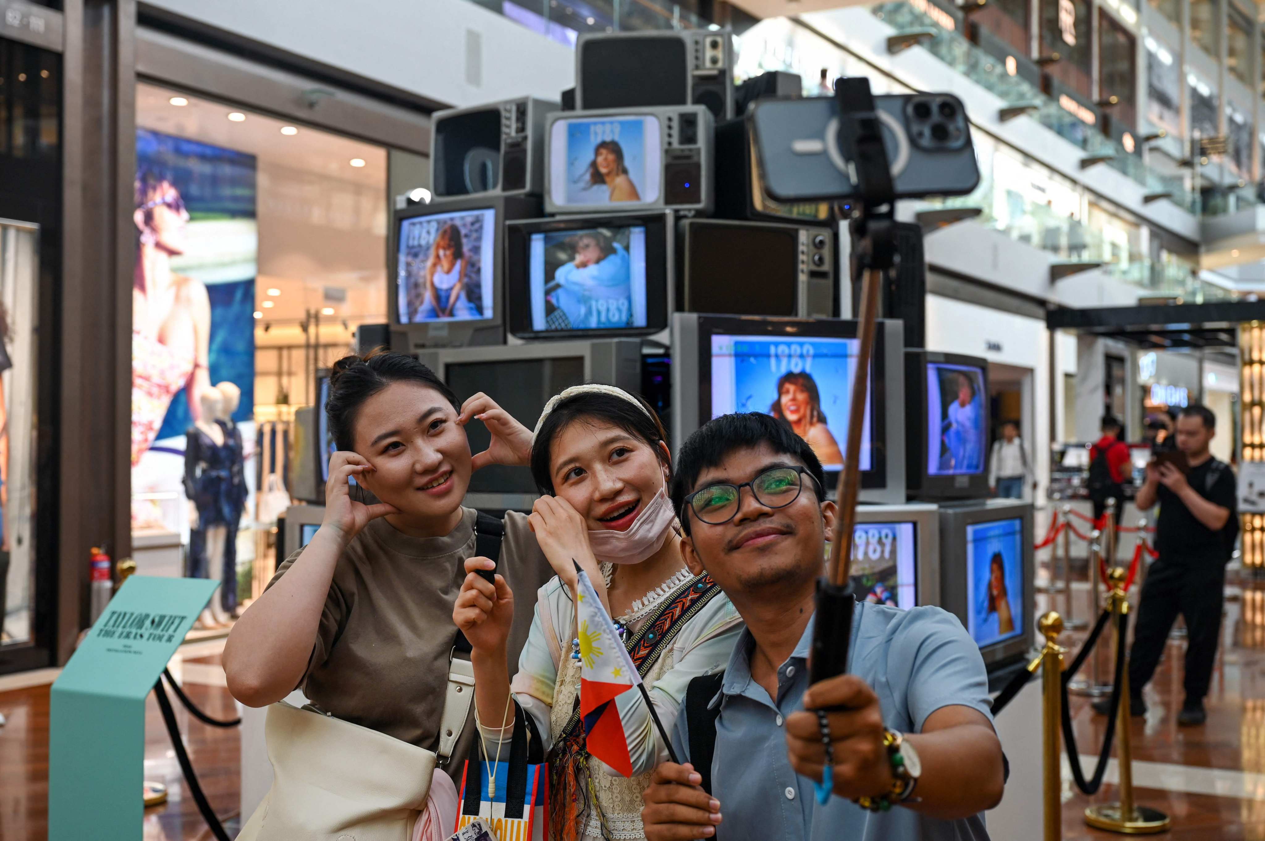 Taylor Swift fans pose for pictures at an “Eras Tour Trail” installation at the Marina Bay Sands complex in Singapore on February 28. More than 300,000 are attending the US superstar’s six sold-out shows at the National Stadium from March 2-9. Photo: AFP