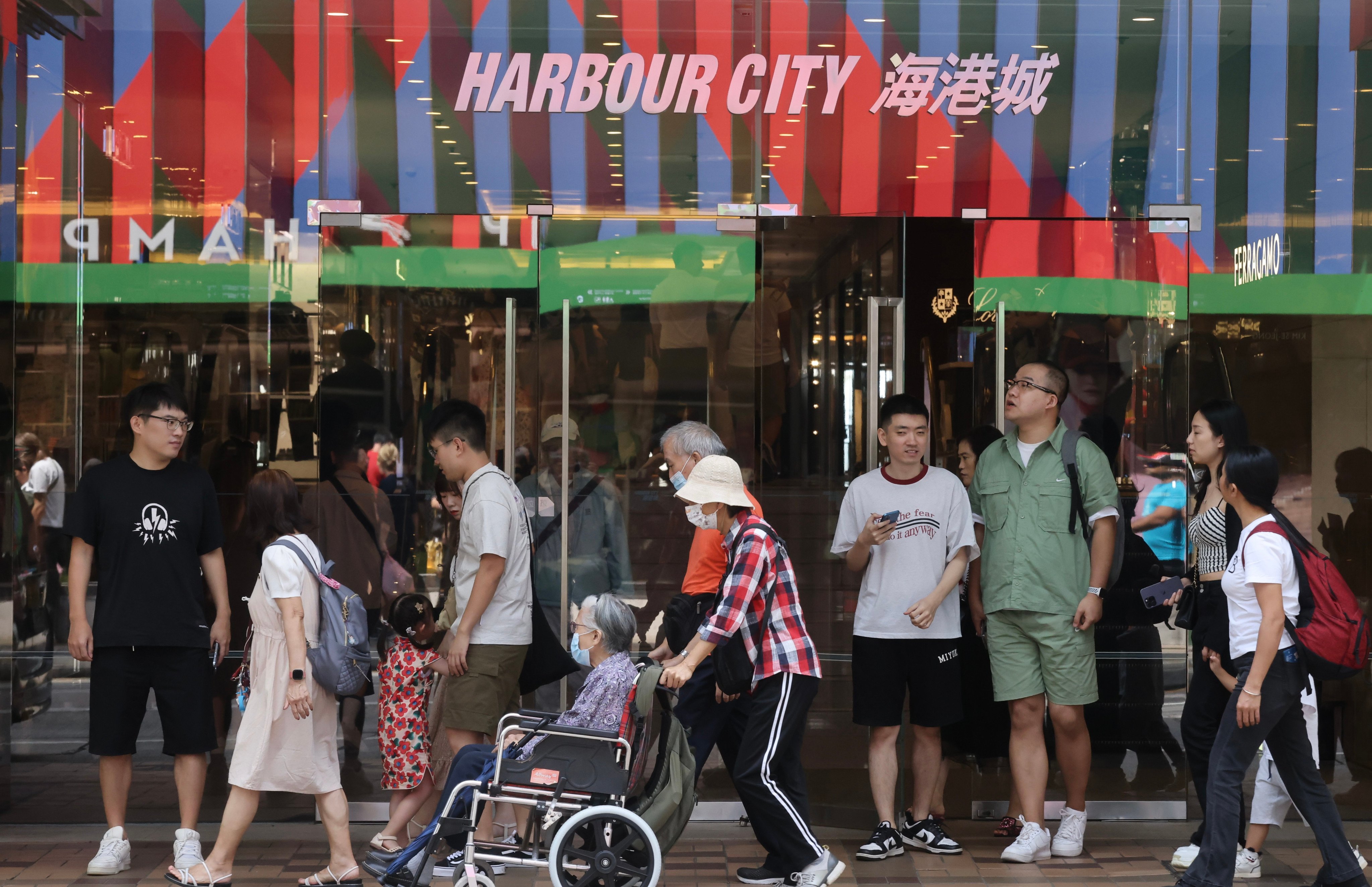 Shoppers are seen outside Harbour City shopping centre on Canton Road in Tsim Sha Tsui. Photo: Jonathan Wong
