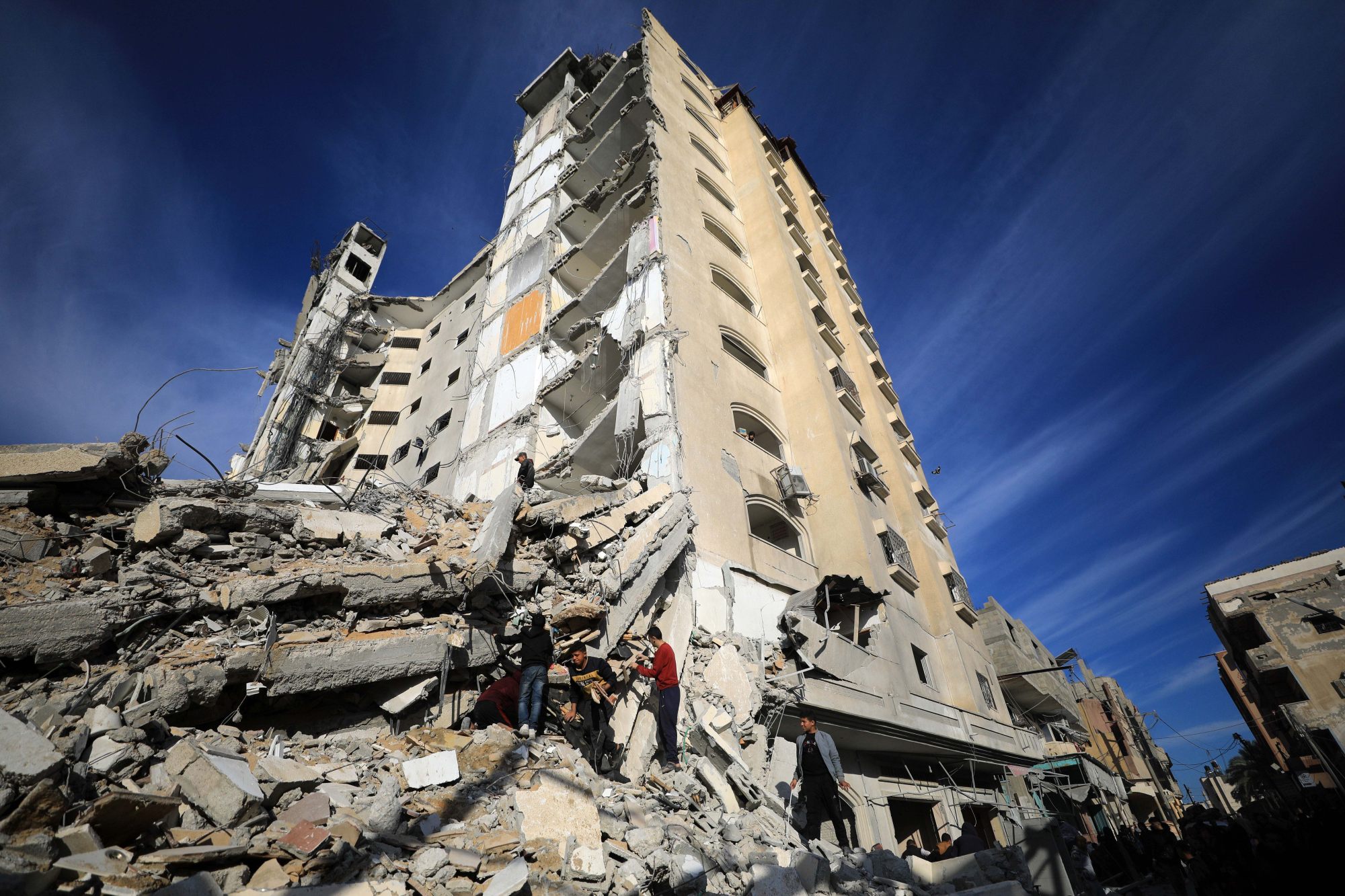 Israel ataca una histórica torre residencial en Rafah mientras las conversaciones de tregua se estancan