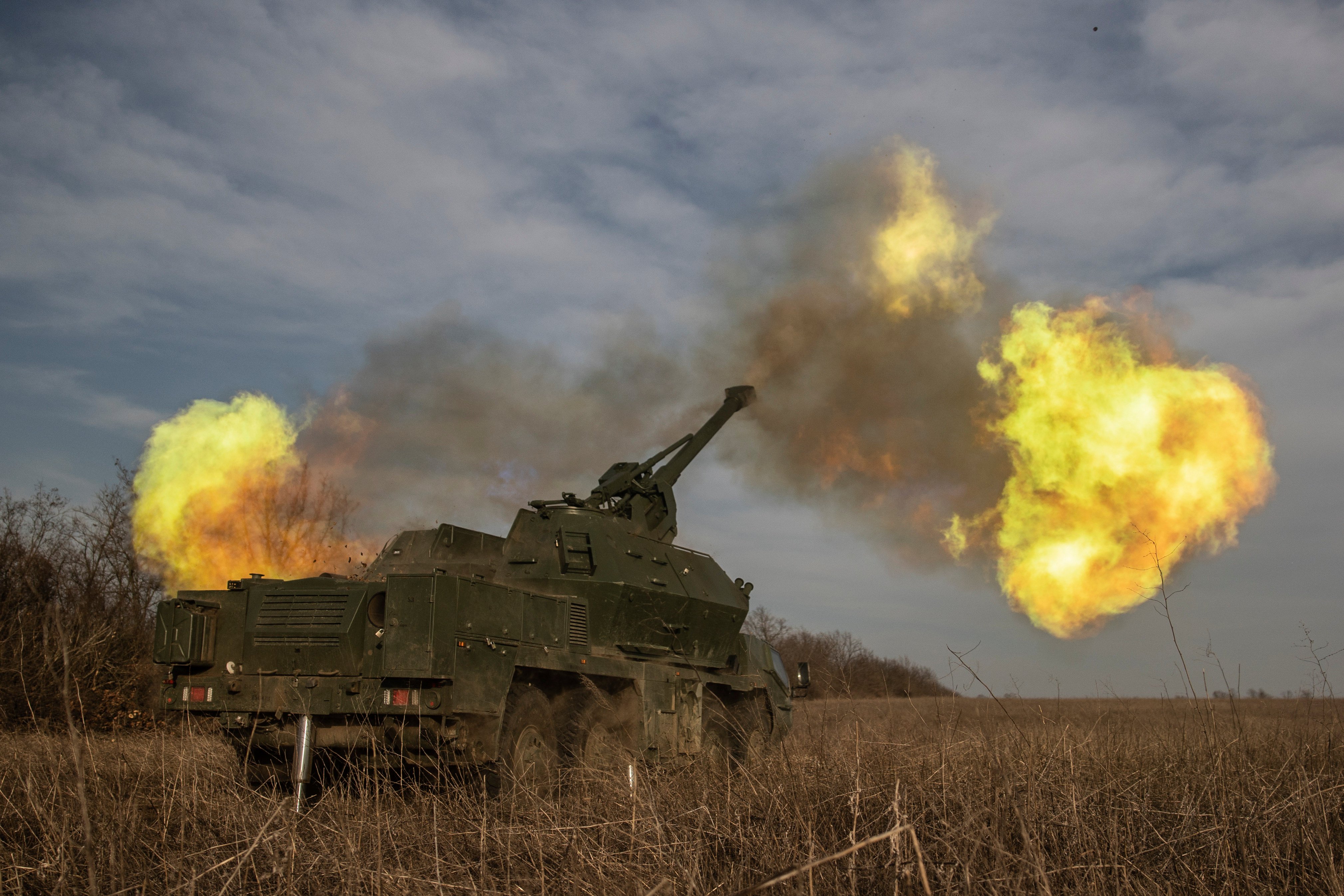 Ukraine forces in Donetsk fire towards Russian positions on March 1. Photo: AP 