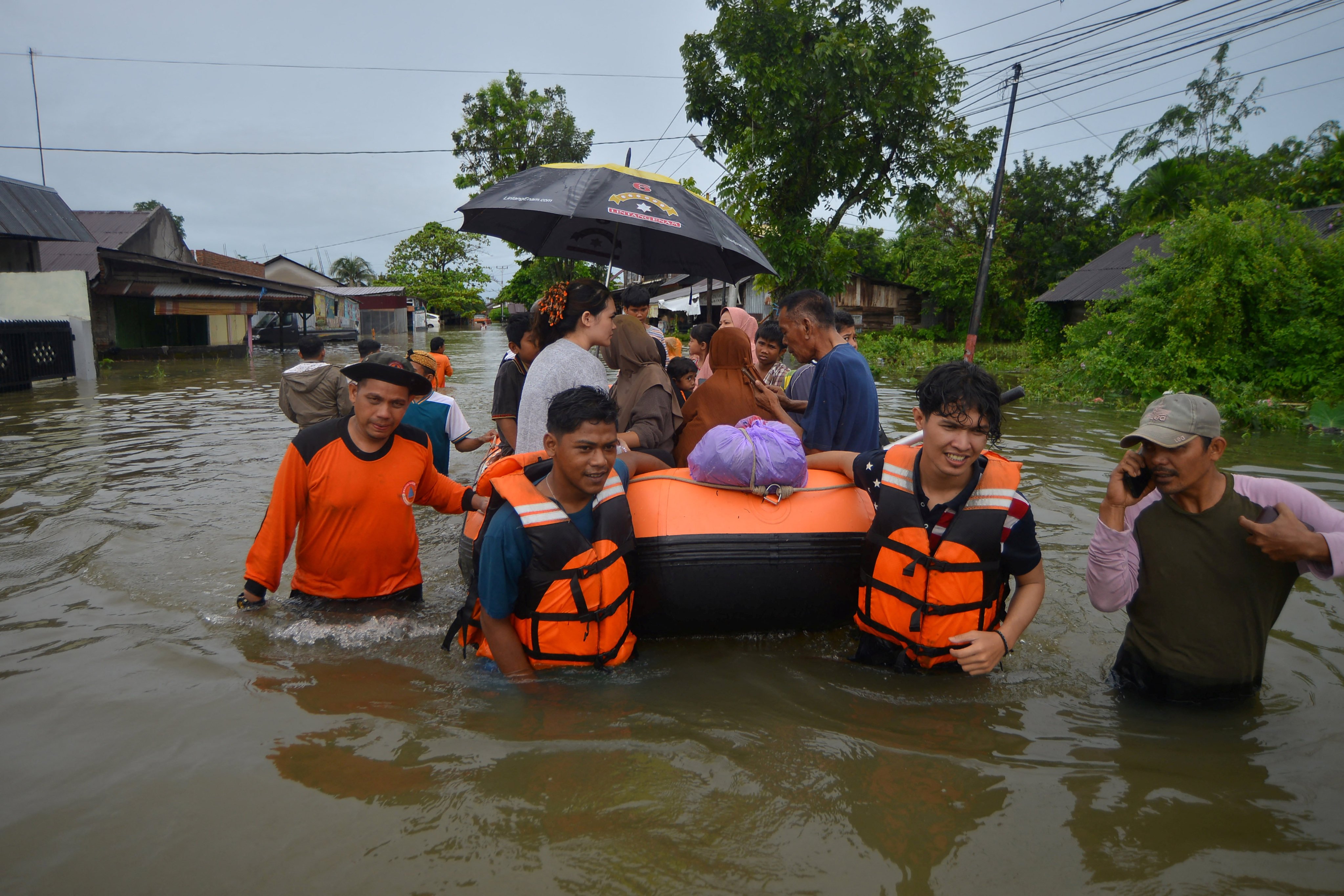 Local disaster agency officers use an inflatable boat to evacuate residents in Padang, West Sumatra. Photo: Antara Foto via Reuters