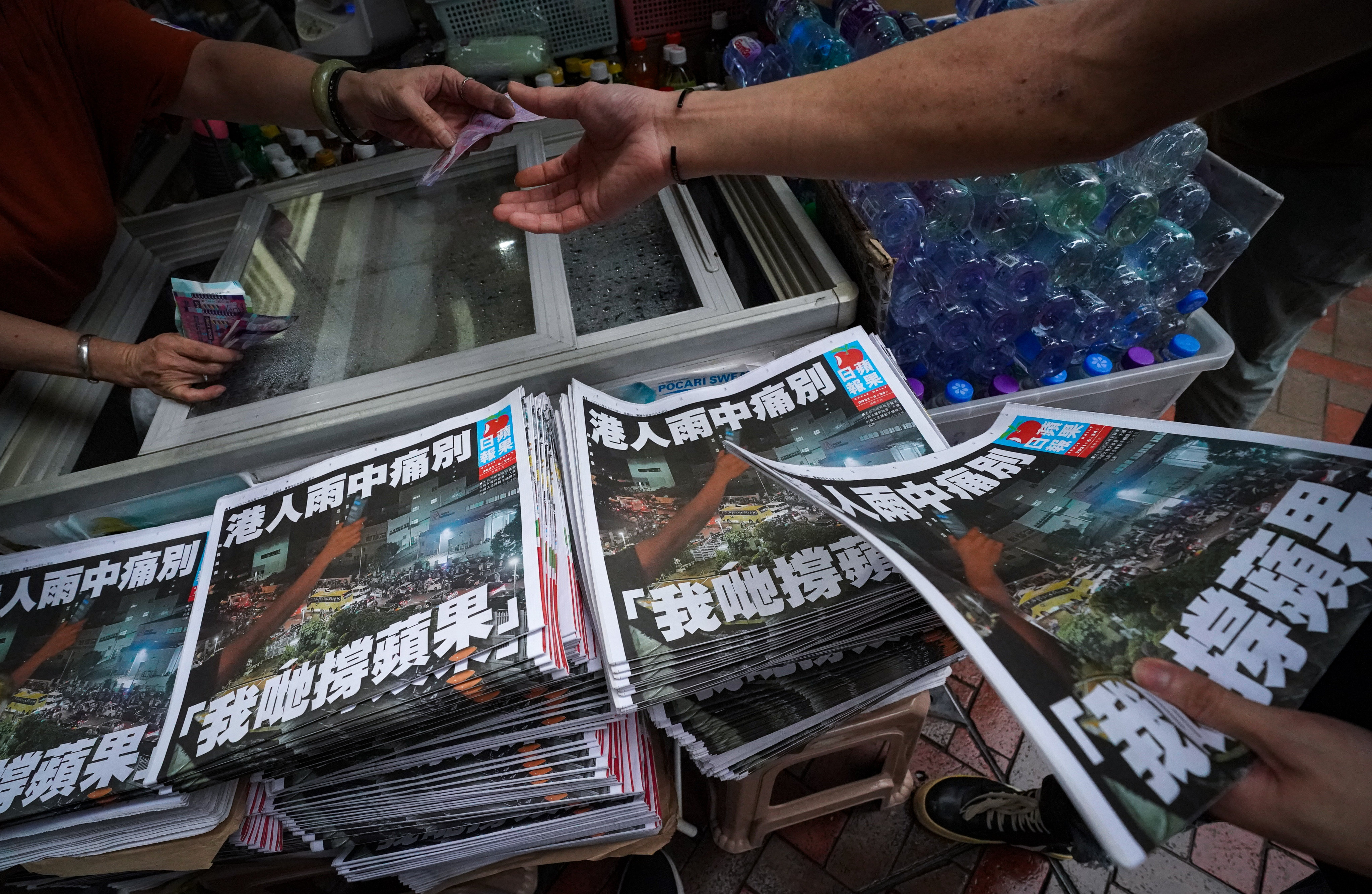 People buy the final edition of the Apple Daily tabloid in 2021. Photo: Felix Wong