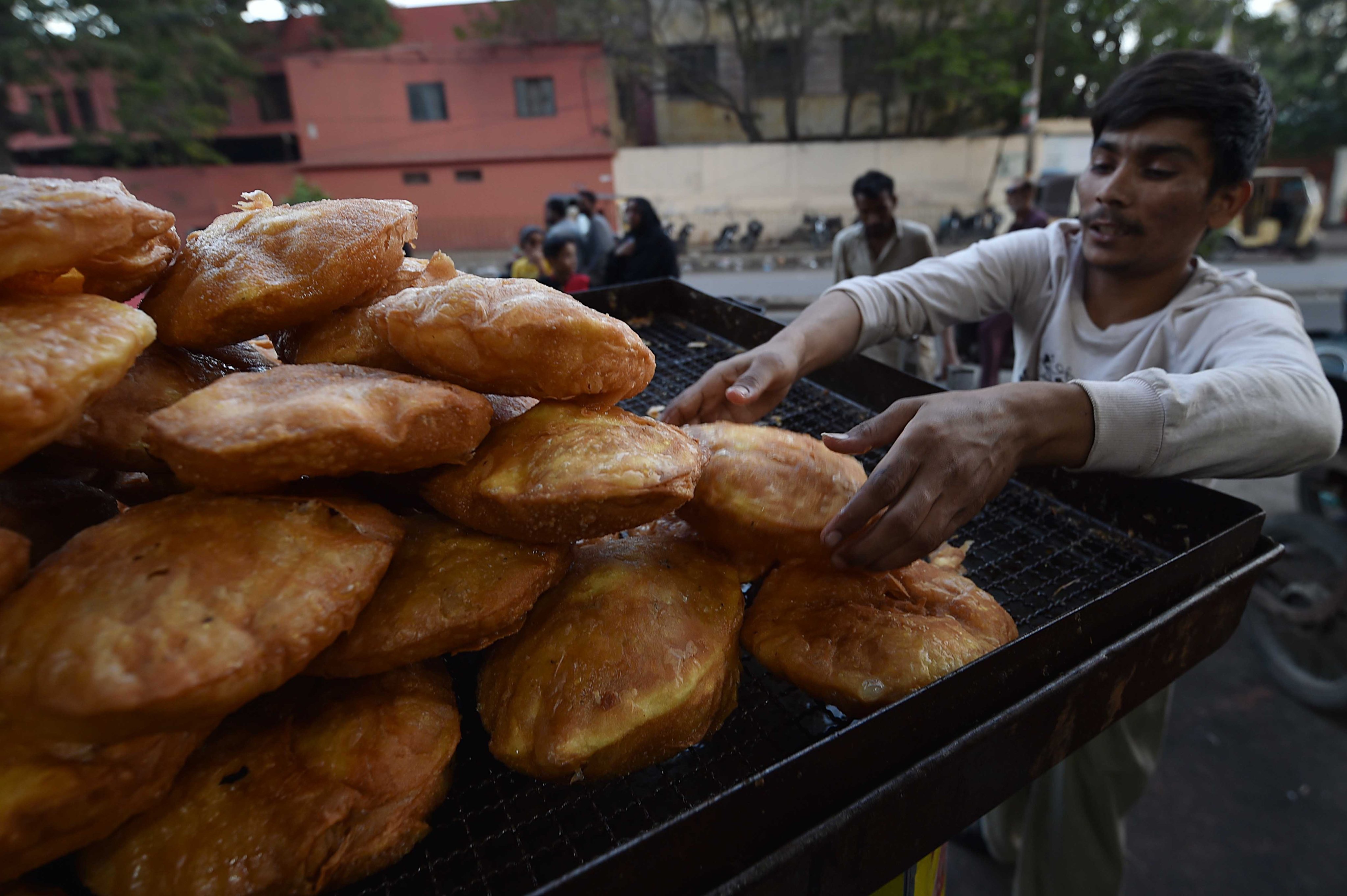 A vendor prepares traditional food on a roadside, ahead of Muslims’ holy month of Ramadan, at a market in Karachi, Pakistan. Photo: EPA-EFE