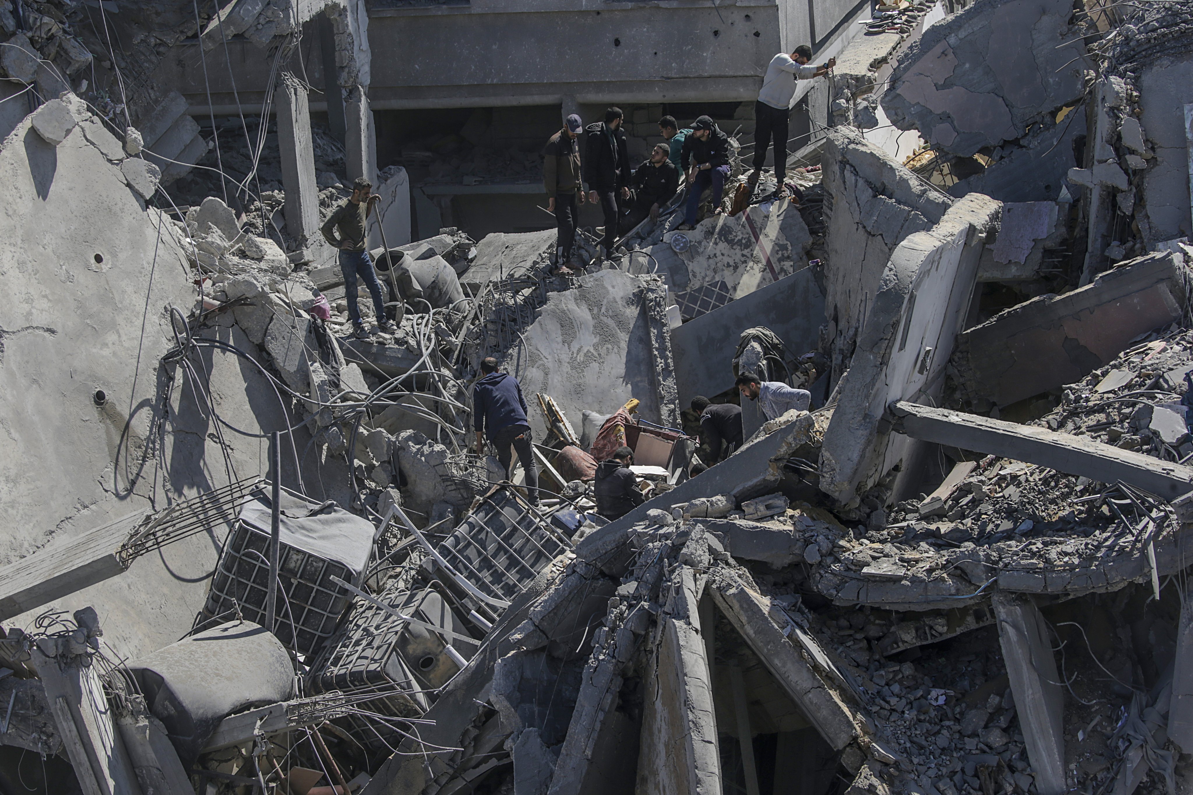 Palestinians search for missing people under rubble In the west of Al-Nusseirat refugee camp, Gaza Strip on March 5. Photo: EPA-EFE