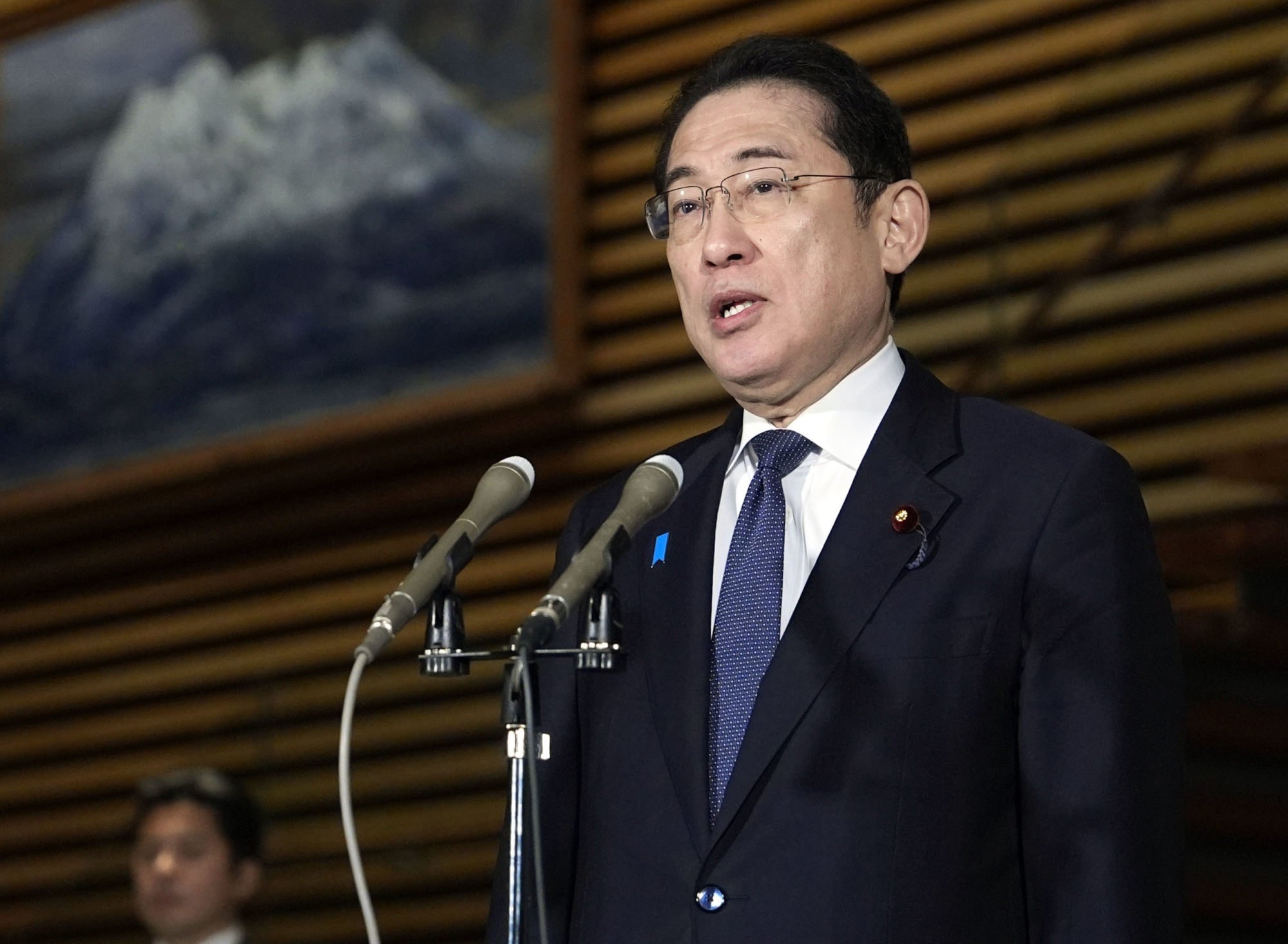 El gobernante Partido Liberal Democrático de Japón, criticado después de una fiesta de miembros jóvenes con bailarines: “Totalmente inaceptable”