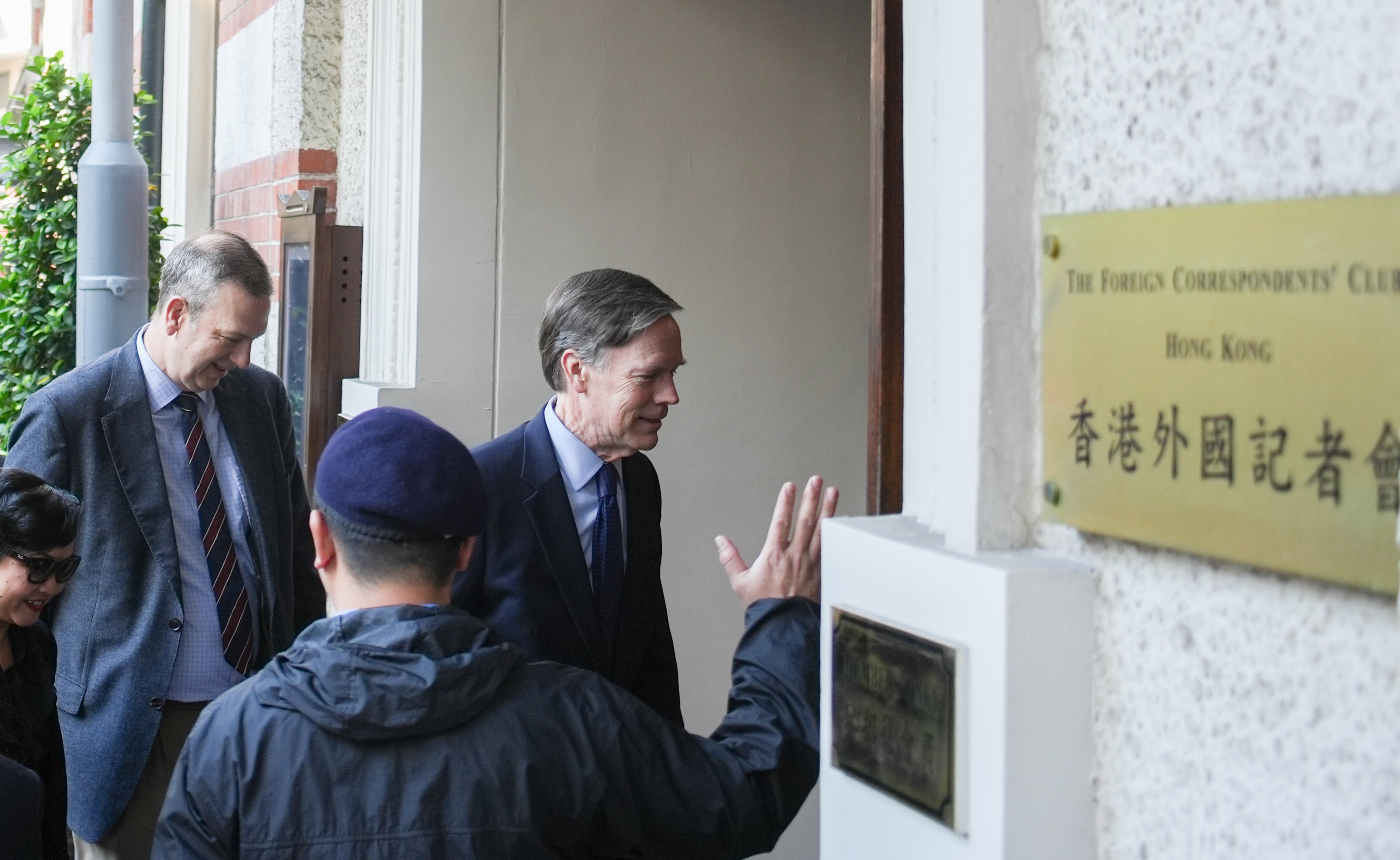 Nicholas Burns (right), US ambassador to China, visits the Foreign Correspondents’ Club for an off-the-record, closed-door session. Photo: Eugene Lee