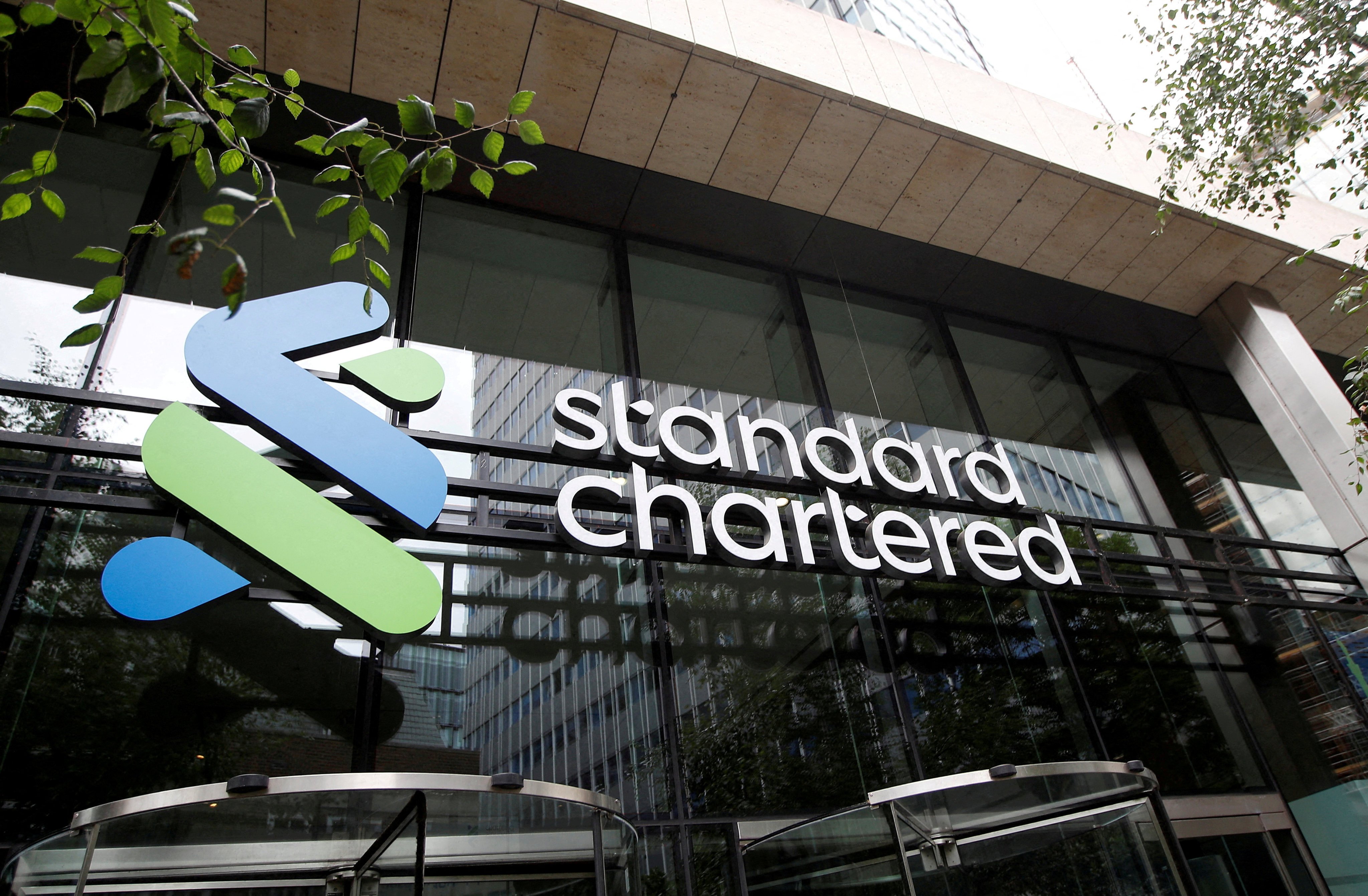 The Standard Chartered logo is seen at the bank’s headquarters in London, Photo: Reuters