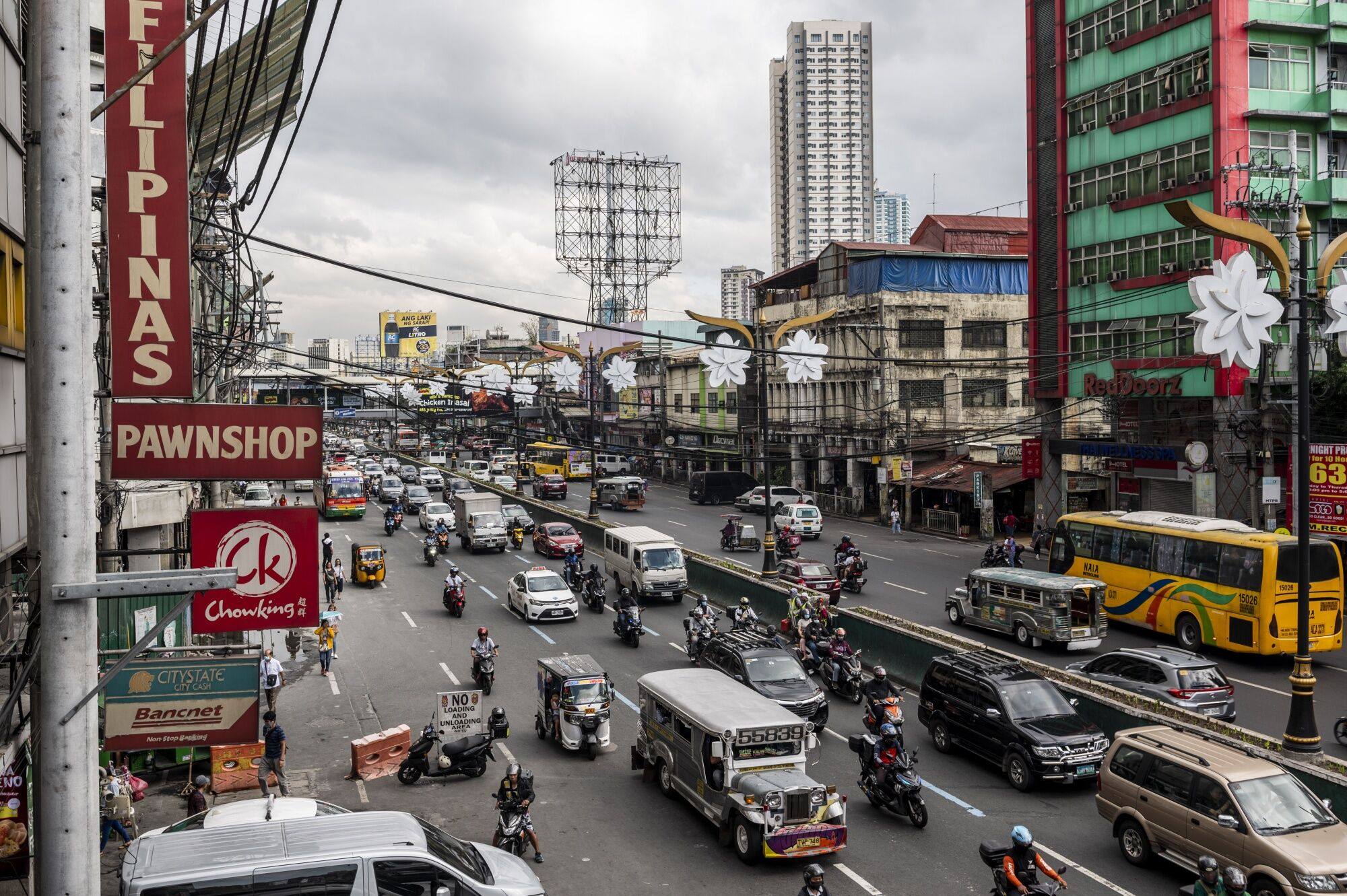 Vehicles travel along a road in Manila. Two Japanese men currently detained in Manila are members of a criminal syndicate that organised a series of burglaries in Japan, Philippine authorities said. Photo: Bloomberg
