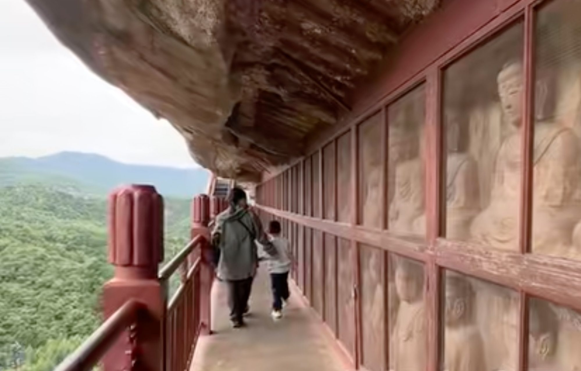 The boy and his mother stroll around a historic site, where his parents tell him educational stories. Photo: Bilibili