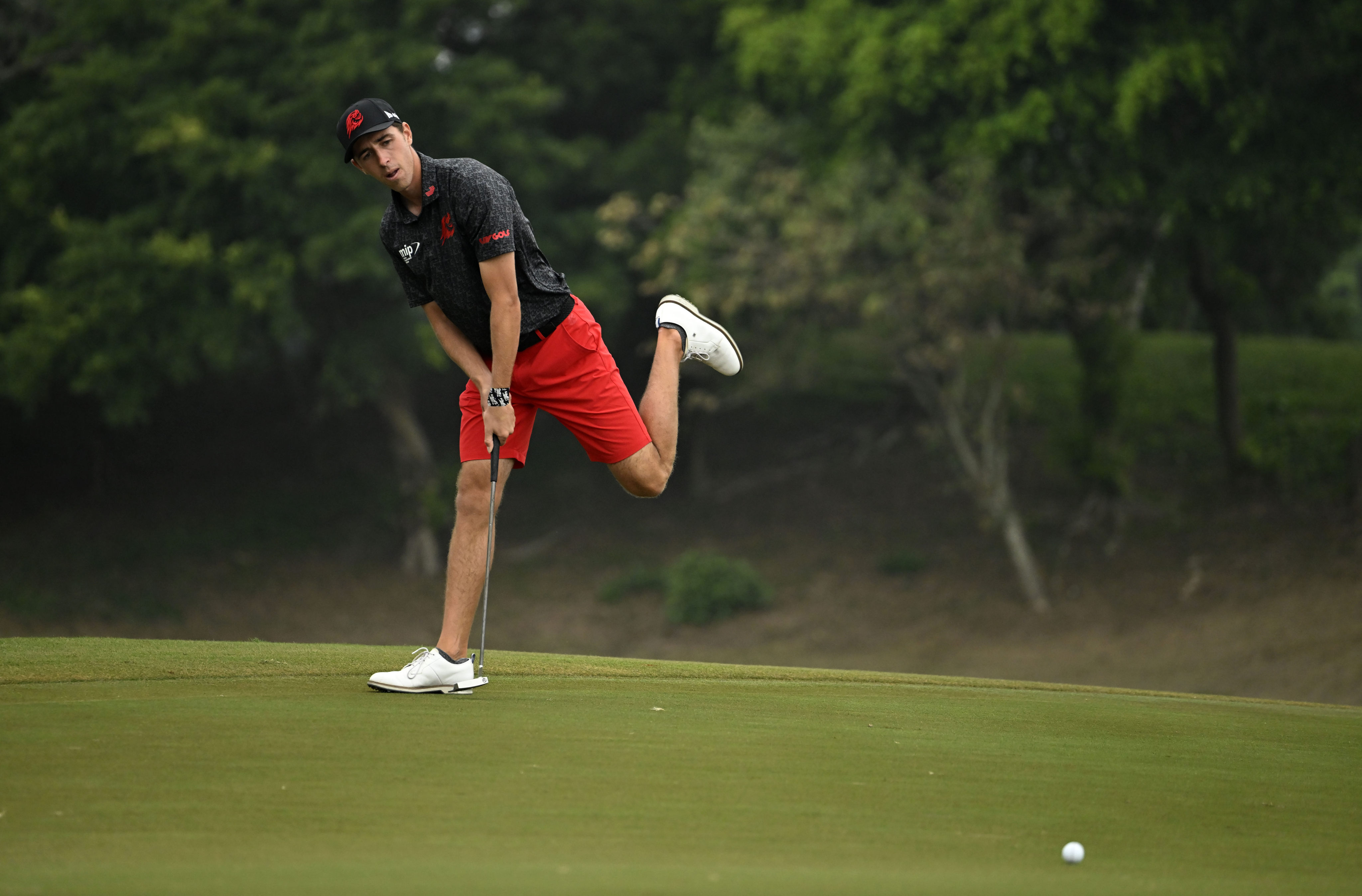 David Puig hits a putt during the second round of the International Series Macau. Photo: Asian Tour