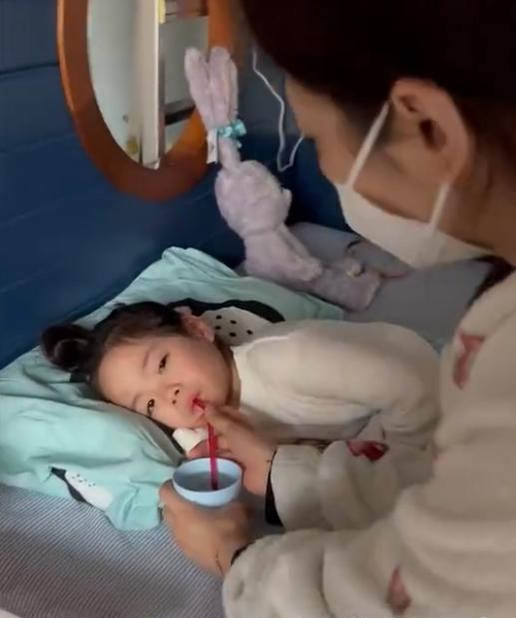 One of Yang’s twin daughters gets ready to take a nap. Some online observers have criticised the former Olympian’s decision to home-school his children. Photo: Douyin