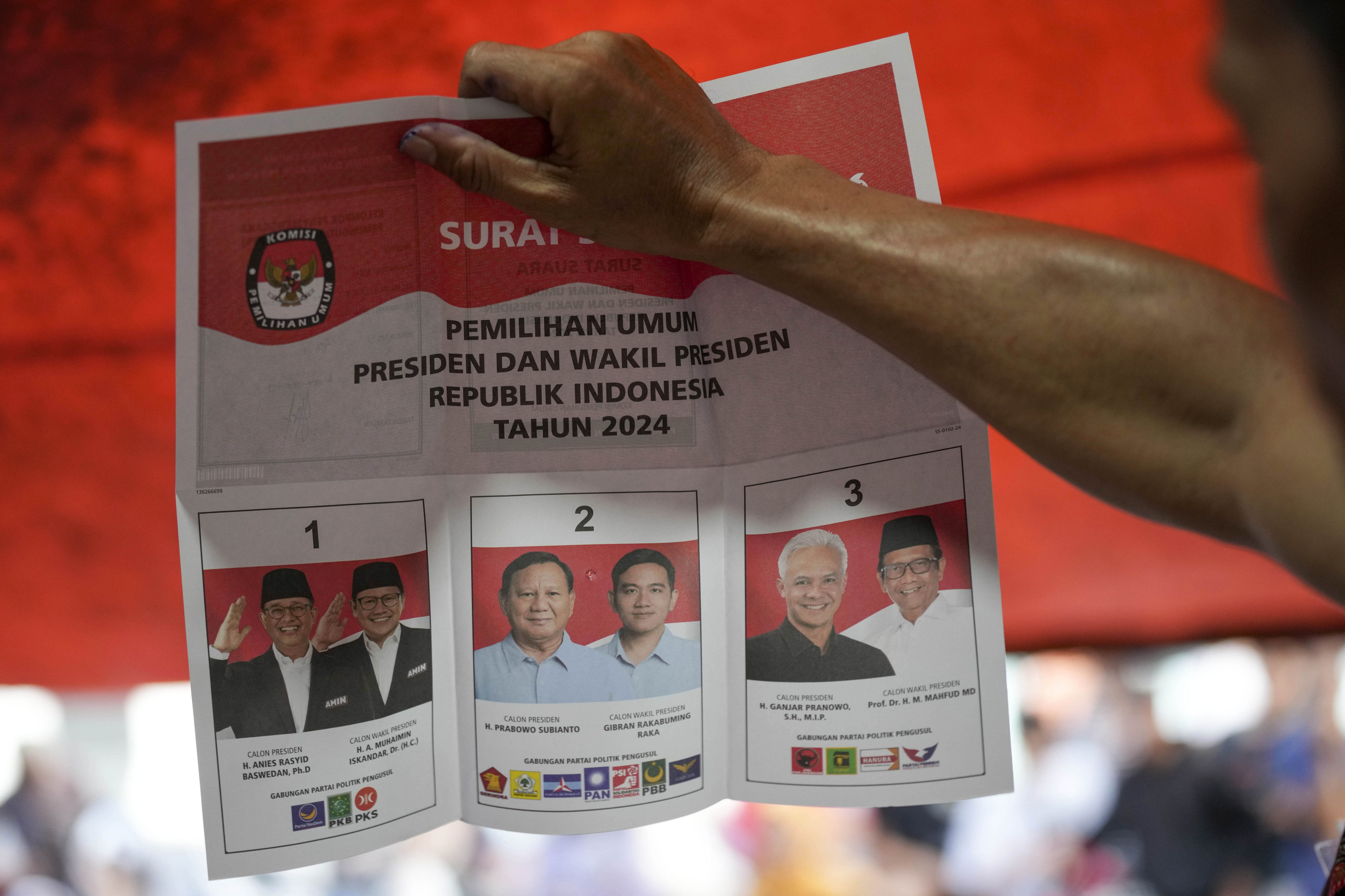 An electoral worker holds up a ballot showing a vote for presidential candidate Prabowo Subianto and his running mate Gibran Rakabuming Raka, the eldest son of outgoing Indonesian President Joko Widodo, during the vote counting at a polling station in Jakarta last month. Photo: AP