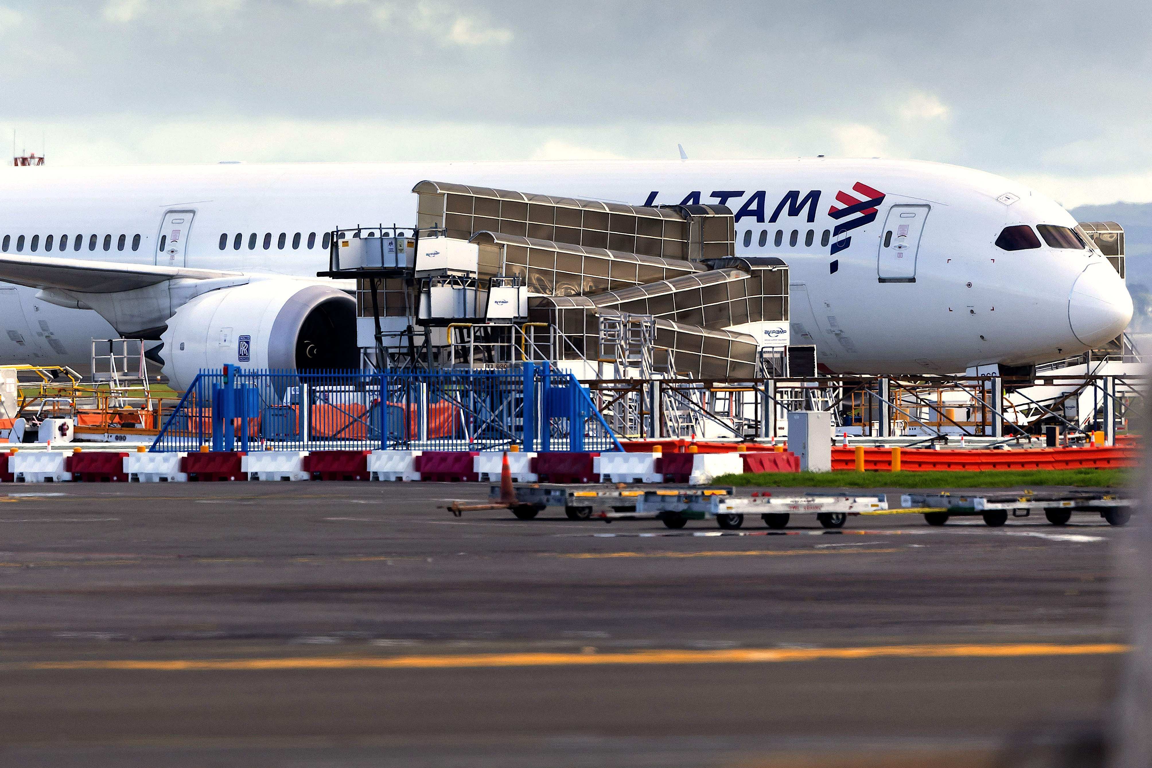 The Latam Airlines Boeing 787 Dreamliner plane that suddenly lost altitude mid-flight is parked on the tarmac of Auckland airport in New Zealand. Photo: AFP
