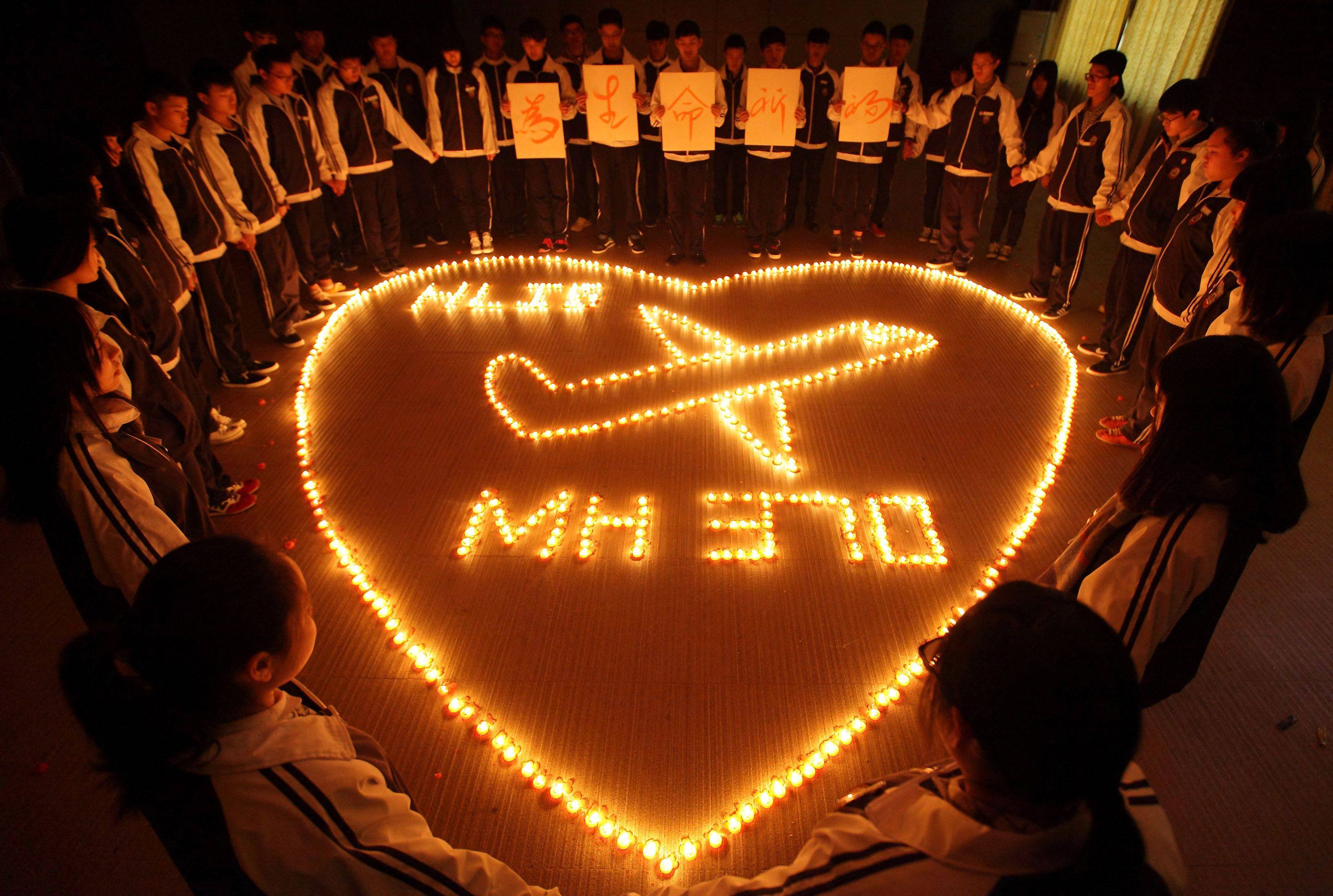 Students light candles to pray for the passengers on the missing Malaysia Airlines flight MH370 in Zhuji, China’s Zhejiang province. Photo: AFP