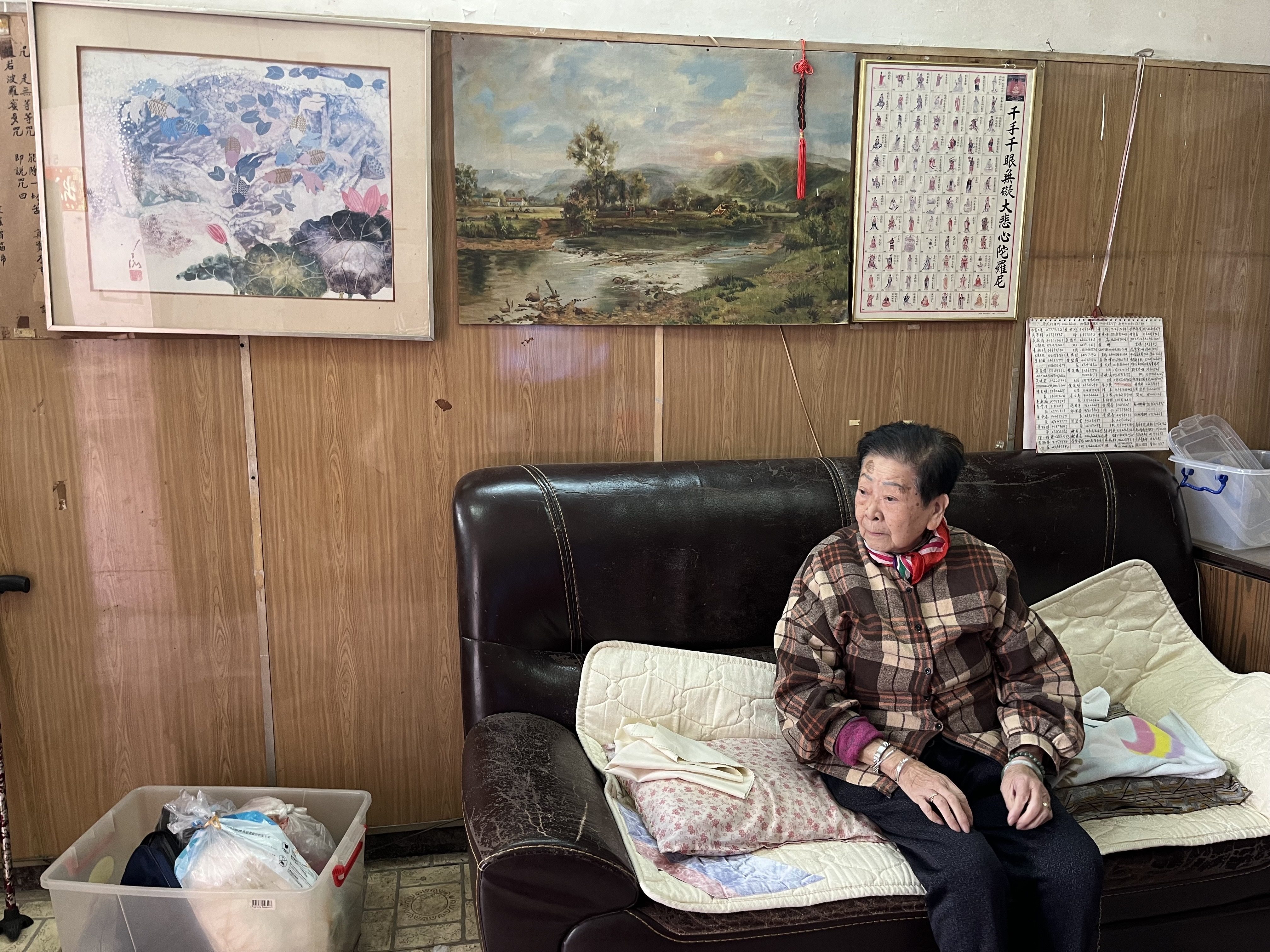 Yip Lai-gyun, 99, sits on the sofa, taking one last look at the flat she cherished for nearly 60 years. Photo: Kelly Fung
