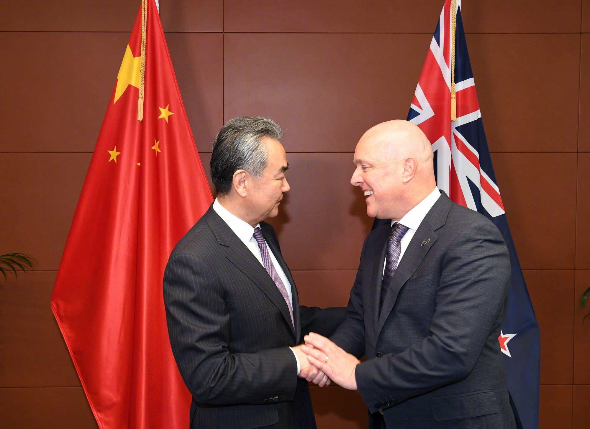 New Zealand Prime Minister Christopher Luxon greets Chinese Foreign Minister Wang Yi in Wellington. Photo: Chinese Ministry of Foreign Affairs 