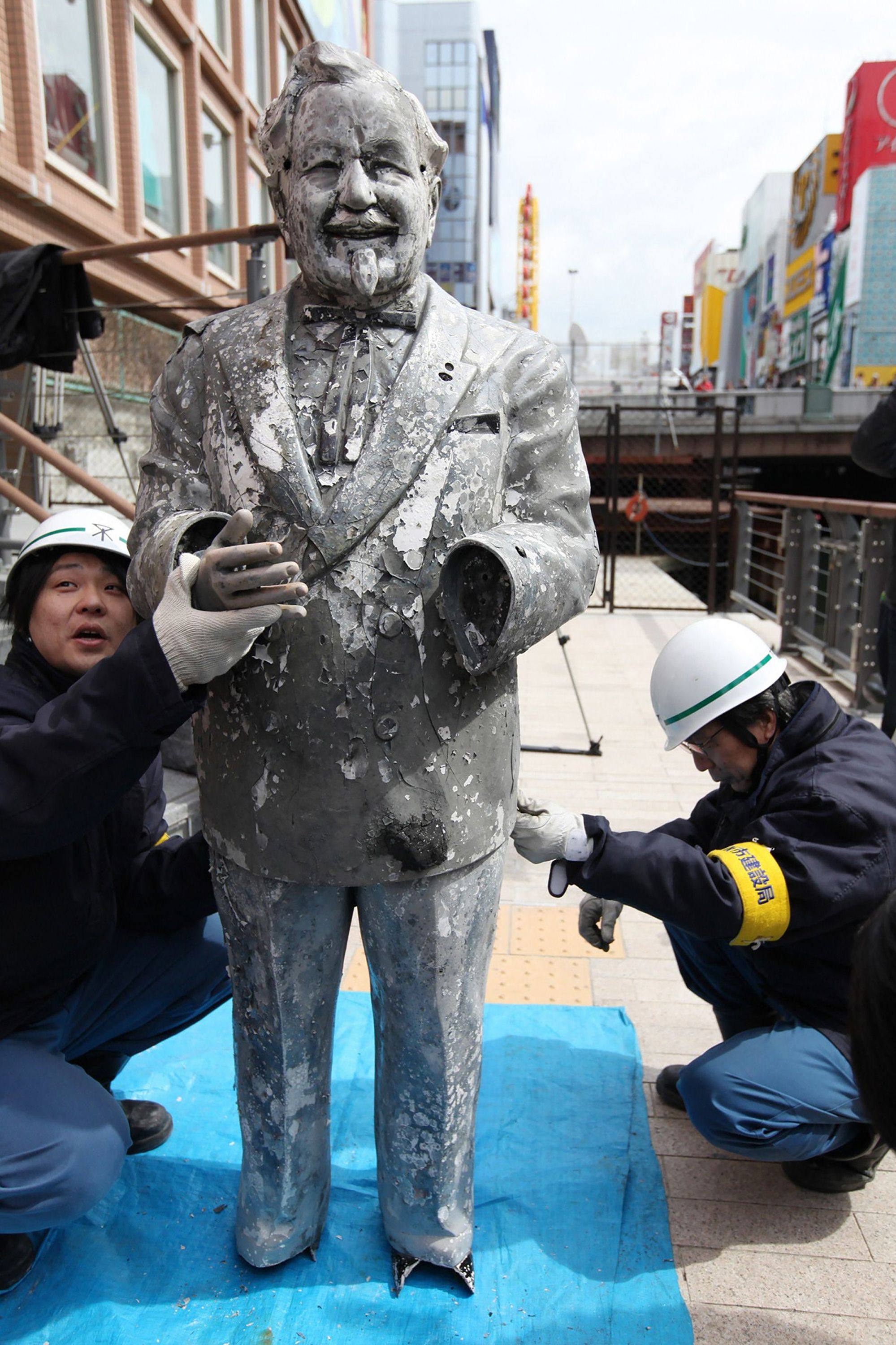 A statue of KFC’s Colonel Sanders is displayed by Osaka city officers on March 11, 2009. It was recovered nearly a quarter of a century after fans of Hanshin Tigers threw it into a river. Photo: AFP