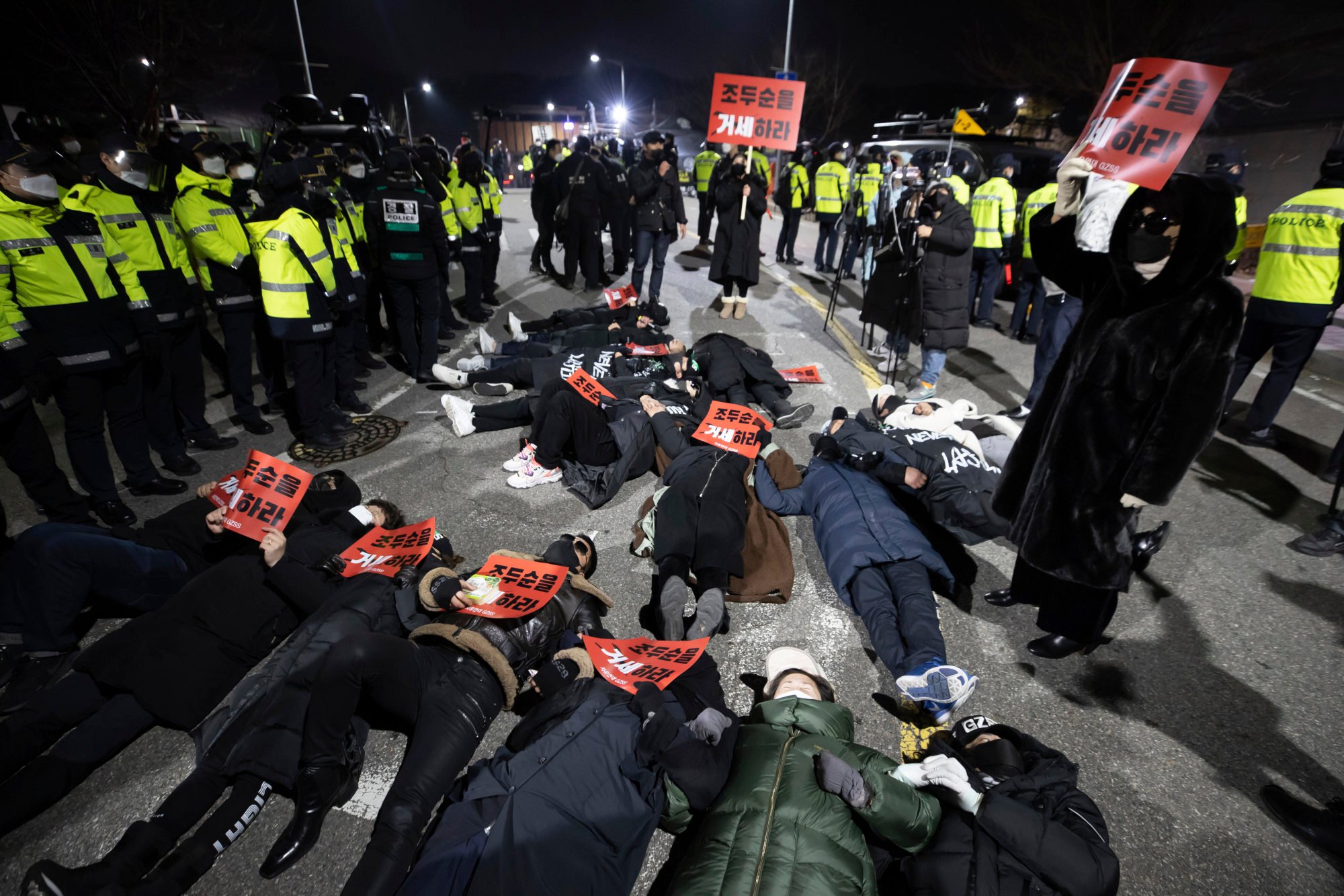 Protesters lay on the road to oppose the release of Cho Doo-soon in front of a prison in Seoul in 2020. Photo: AP