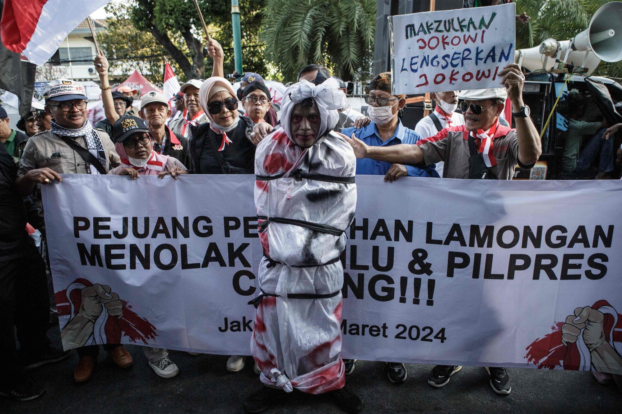 A protesters in Jakarta demand the impeachment of Indonesian President Joko Widodo over alleged electoral interference. Photo: AFP