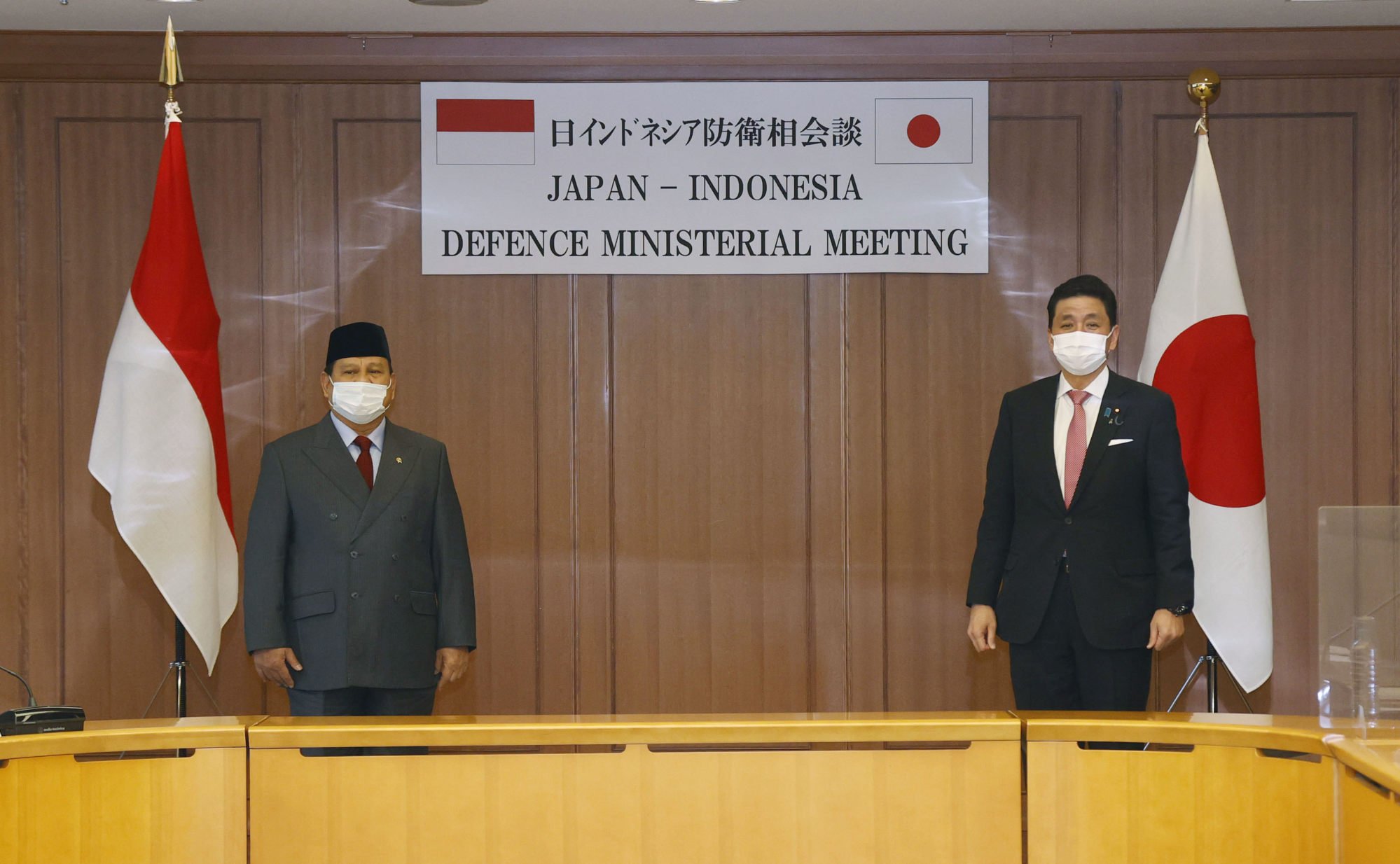 Japanese Defence Minister Nobuo Kishi (right) and his Indonesian counterpart Prabowo Subianto in Tokyo on March 28, 2021. Japan on Thursday congratulated Prabowo on his election. Photo: Kyodo