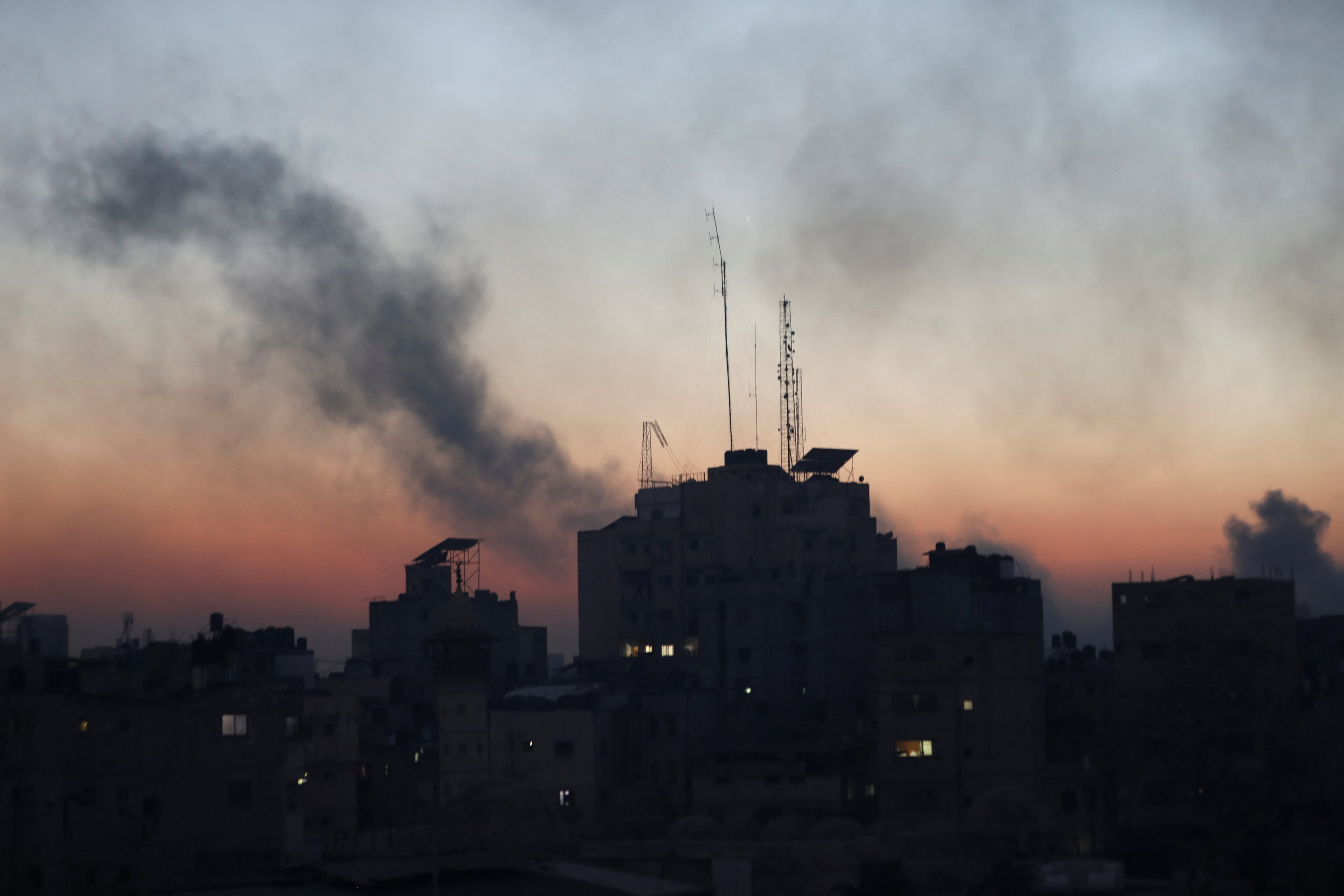 Smoke rises during an Israeli raid at al-Shifa hospital and the area around it in Gaza City on March 20. Photo: Reuters