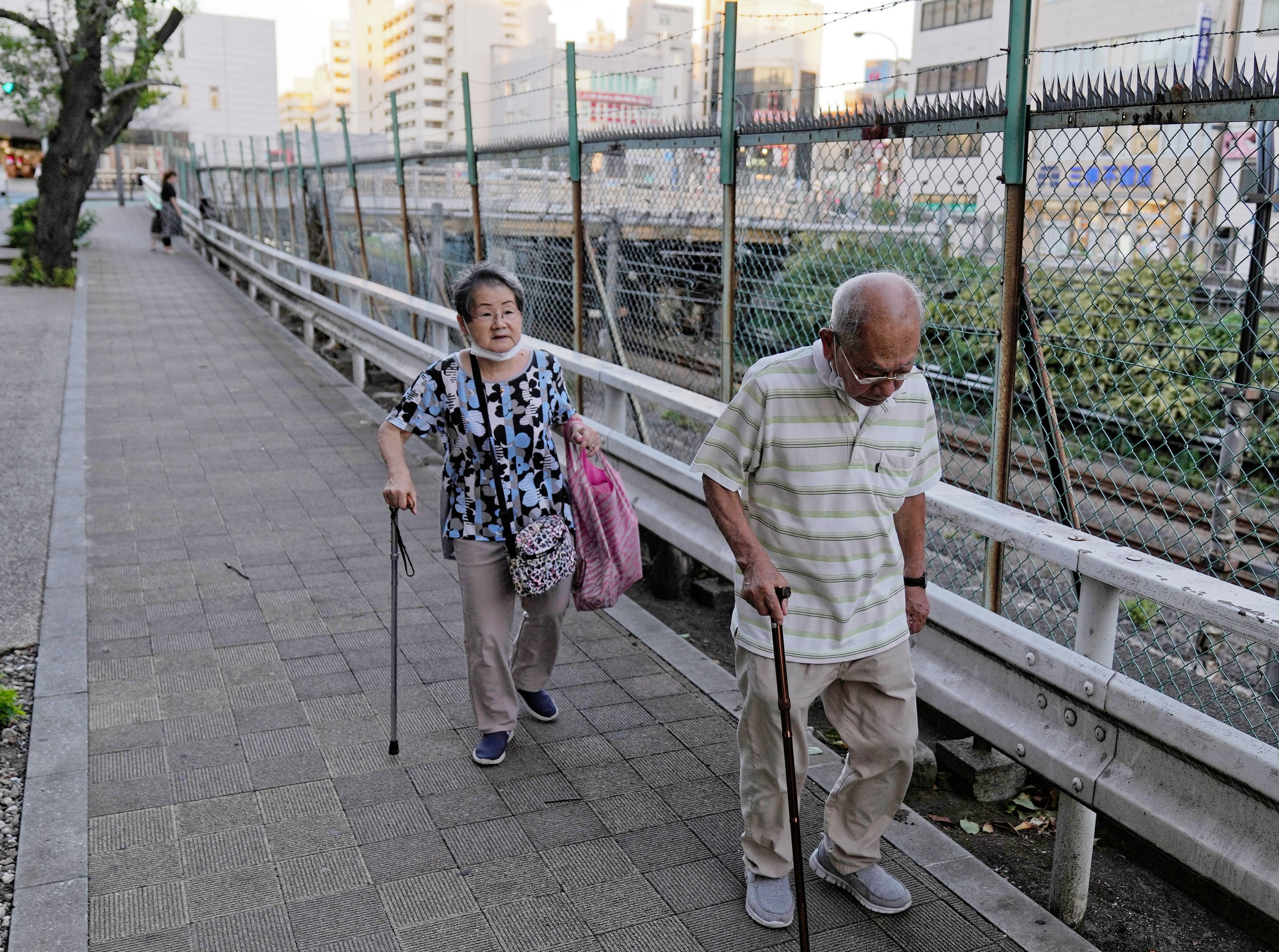 Elderly people take a walk in Tokyo. Photo: Xinhua
