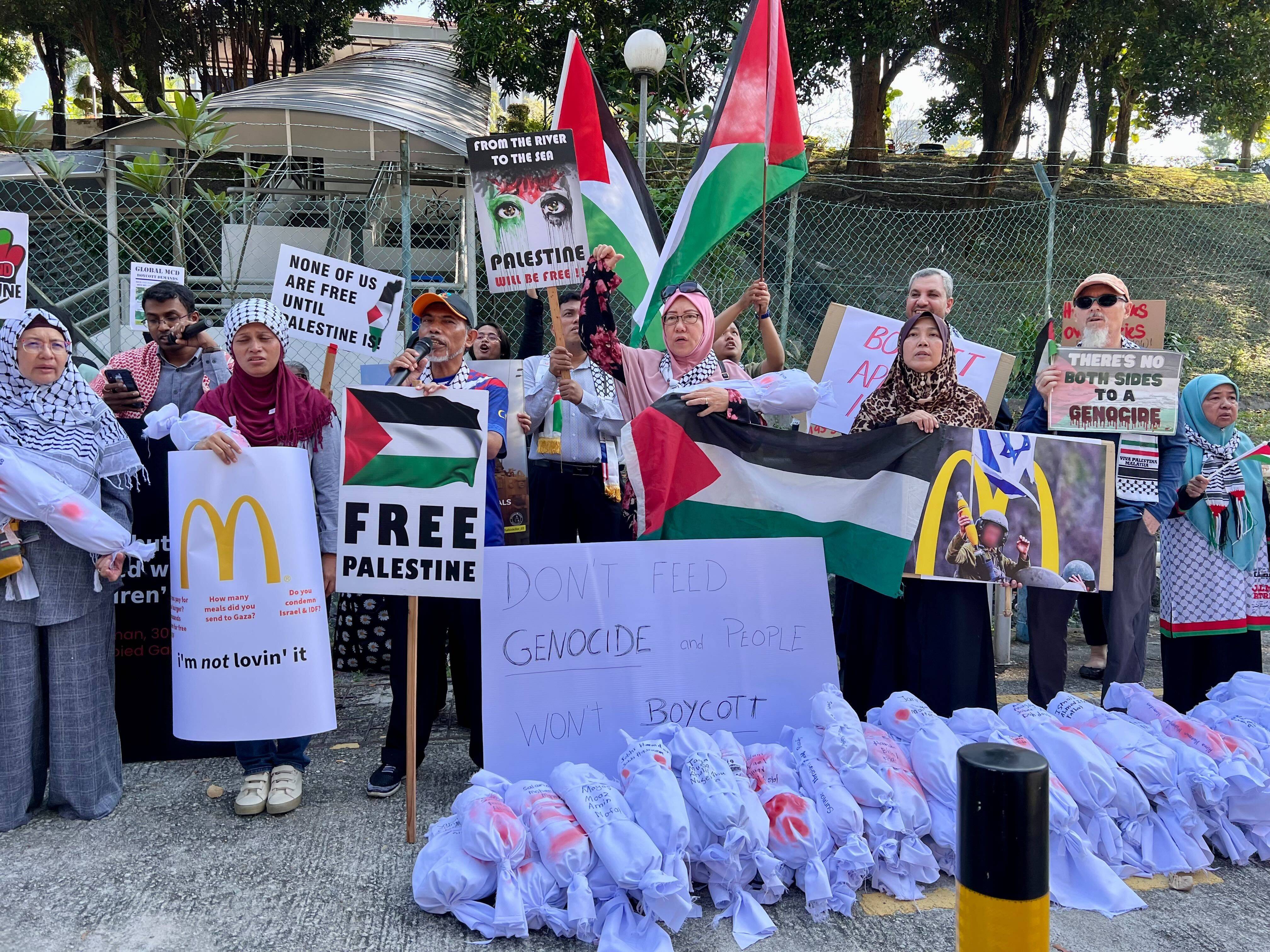 Boycott, Divestment, and Sanction (BDS) supporters outside the Shah Alam High Court in Kuala Lumpur, Malaysia, on March 18, 2024. Photo: Hadi Azmi