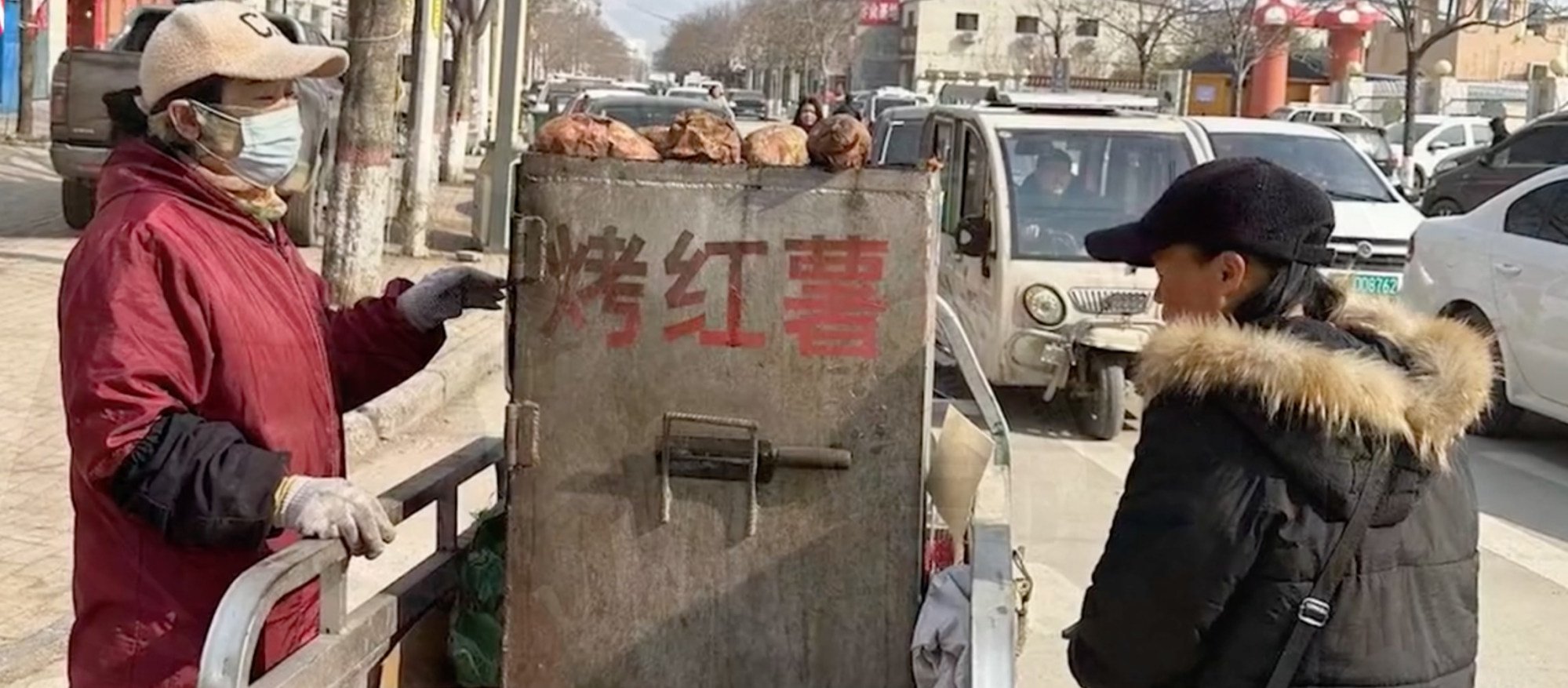 Zhang’s mother lived a frugal life and sold street food so that her daughters could have a better life. Photo: Weibo