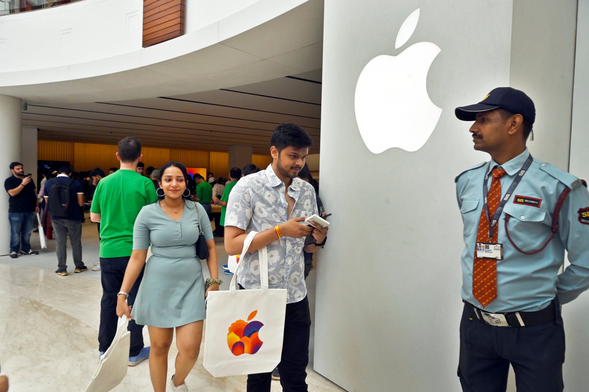 Customers visit India’s second Apple retail store, named ‘Apple Saket’, at a shopping centre in New Delhi last year. Investors expect India to surpass China in terms of number of consumers. Photo: Hindustan Times via Getty Images