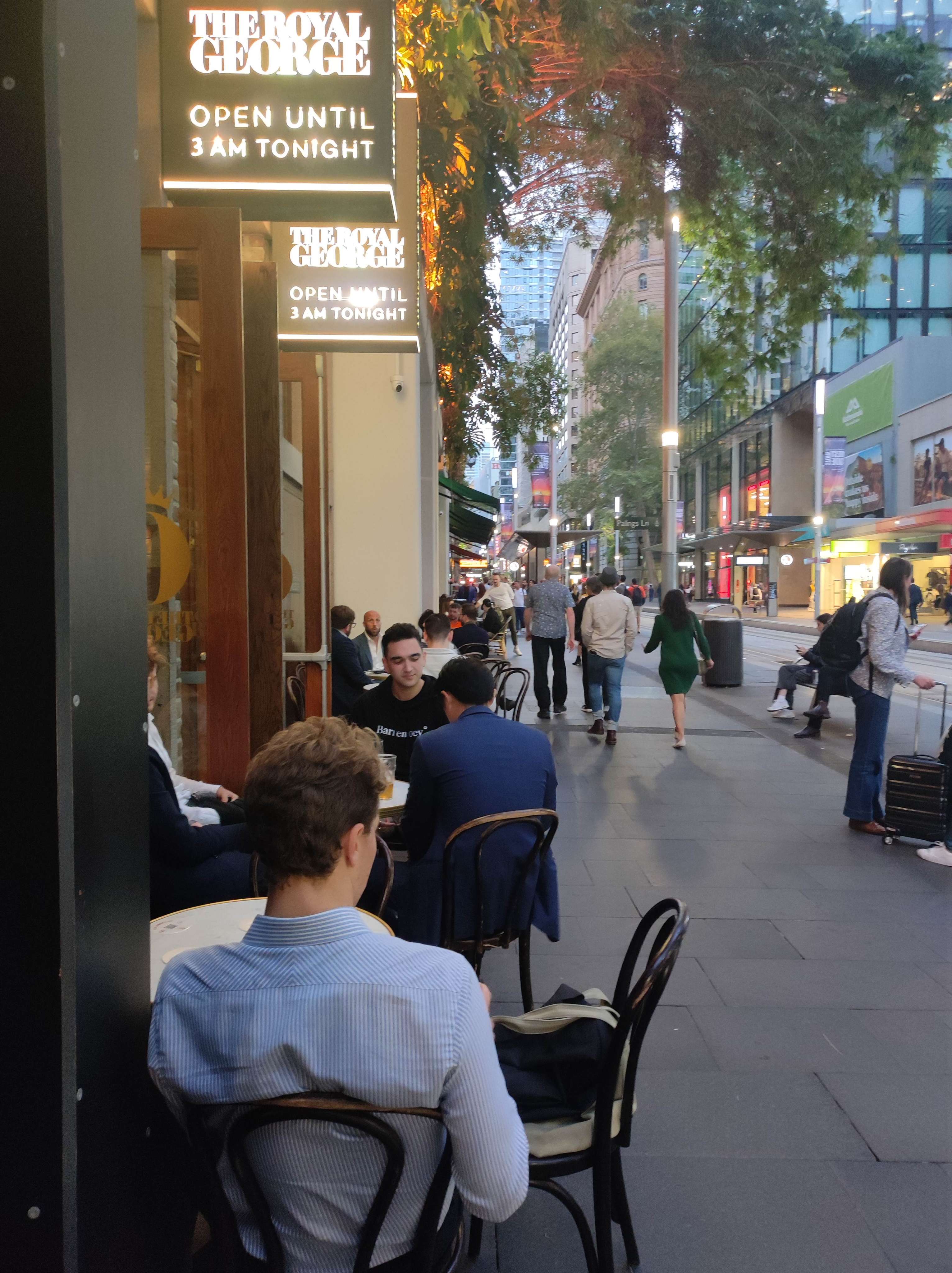 People sit outside a pub and restaurant in Sydney’s central business district on a recent weekday evening. Photo: Su-Lin Tan